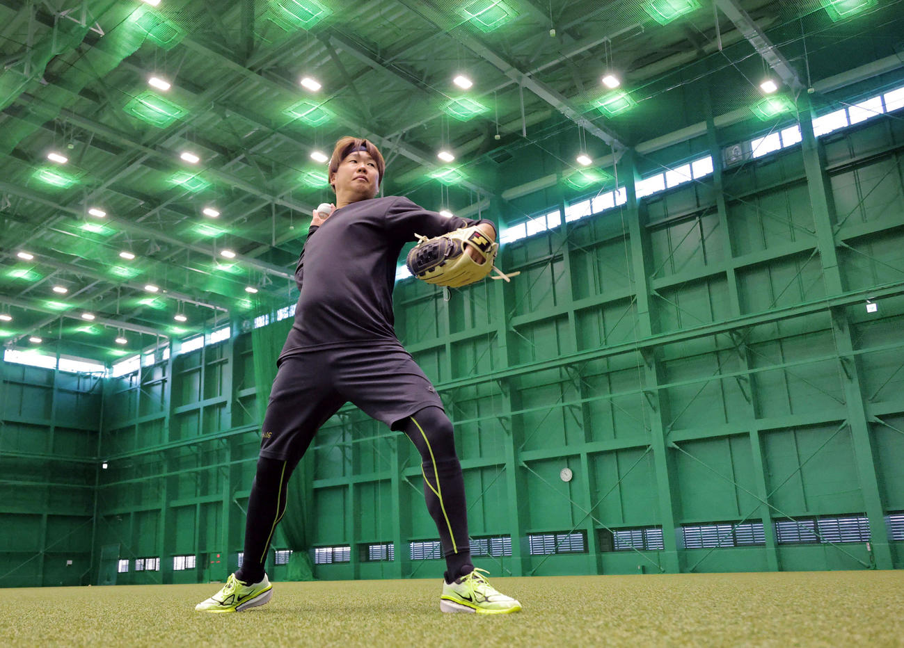 自主トレを公開した阪神西勇（撮影・西尾就之）