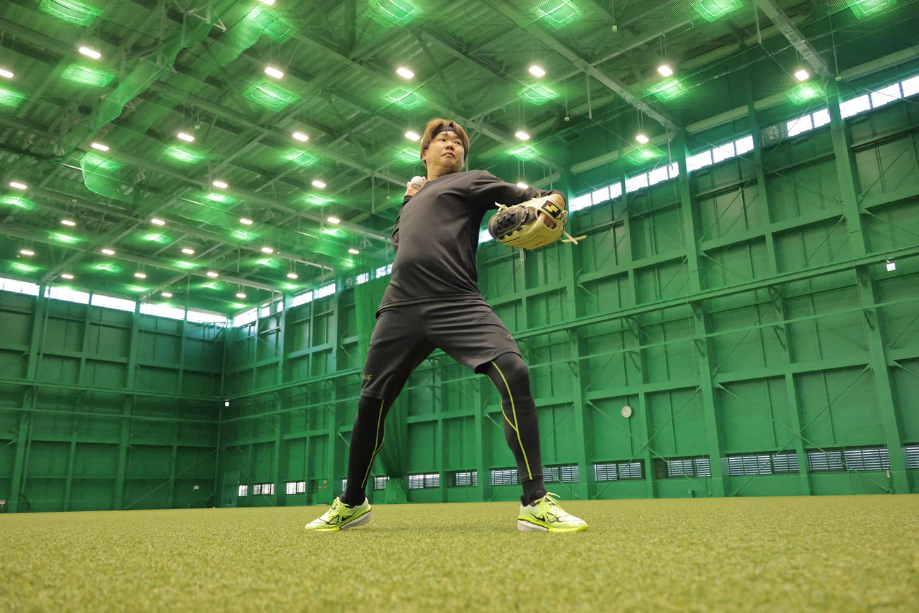 自主トレを公開した阪神西勇（撮影・西尾就之）
