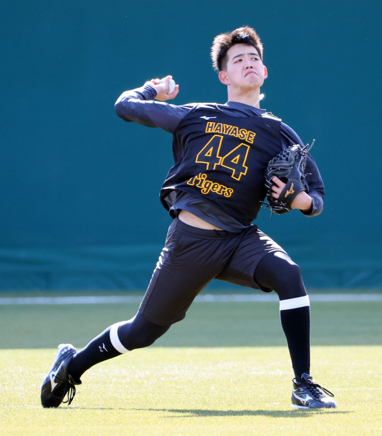 新人合同自主トレでキャッチボールする阪神早瀬（撮影・西尾就之）
