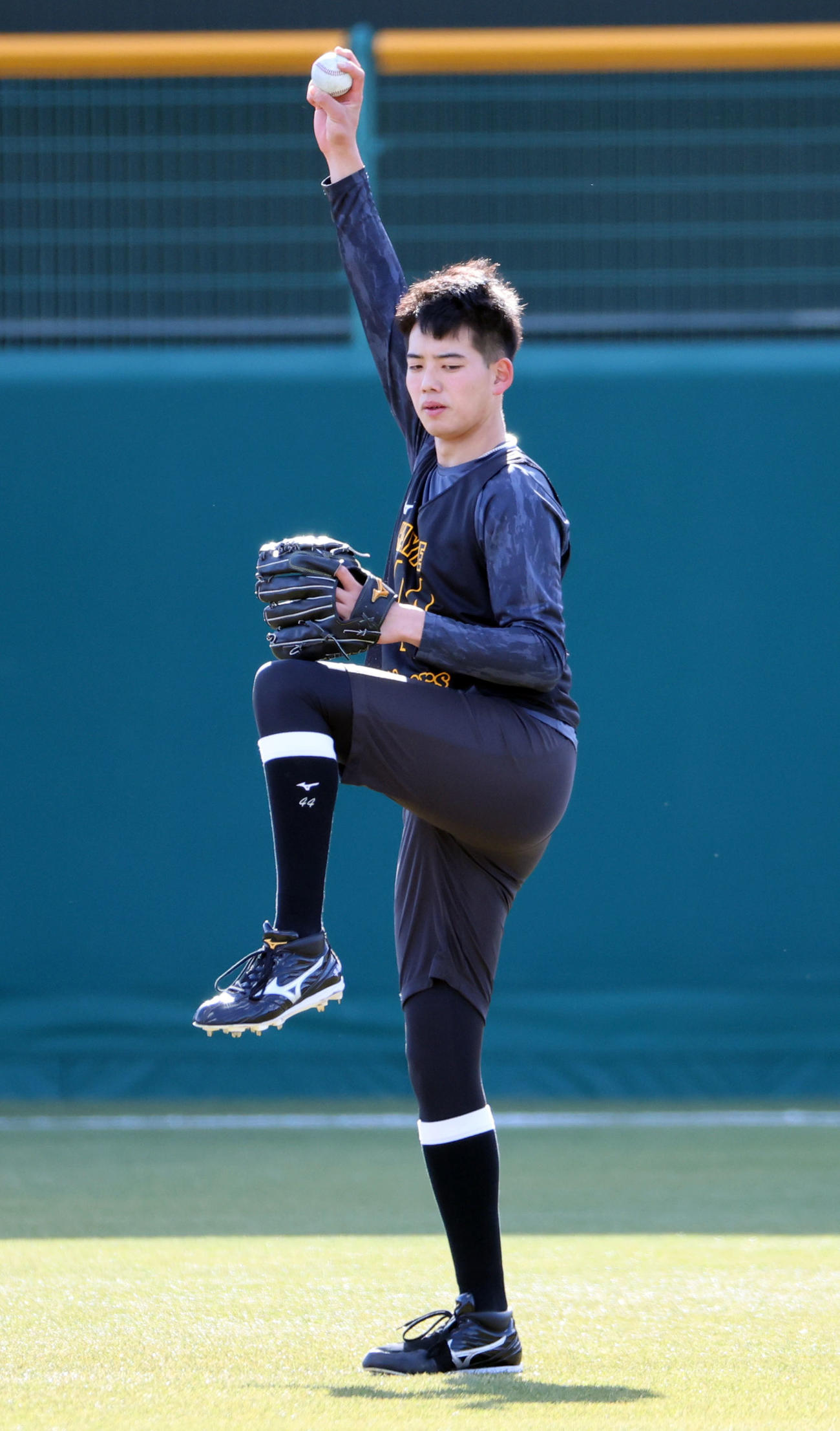 新人合同自主トレでキャッチボールする阪神早瀬（撮影・西尾就之）