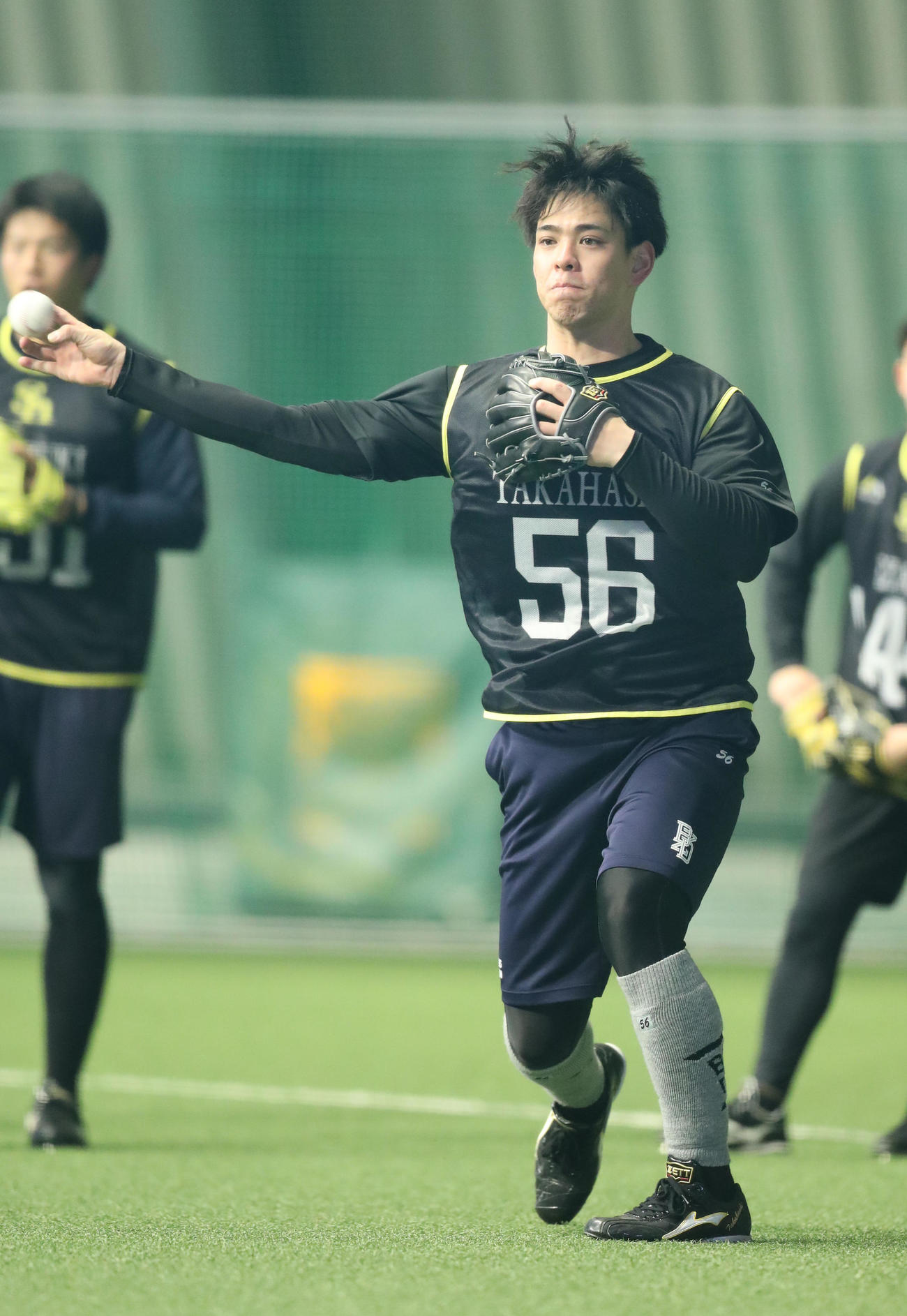 ノックで軽快な動きを見せるソフトバンク高橋（撮影・梅根麻紀）