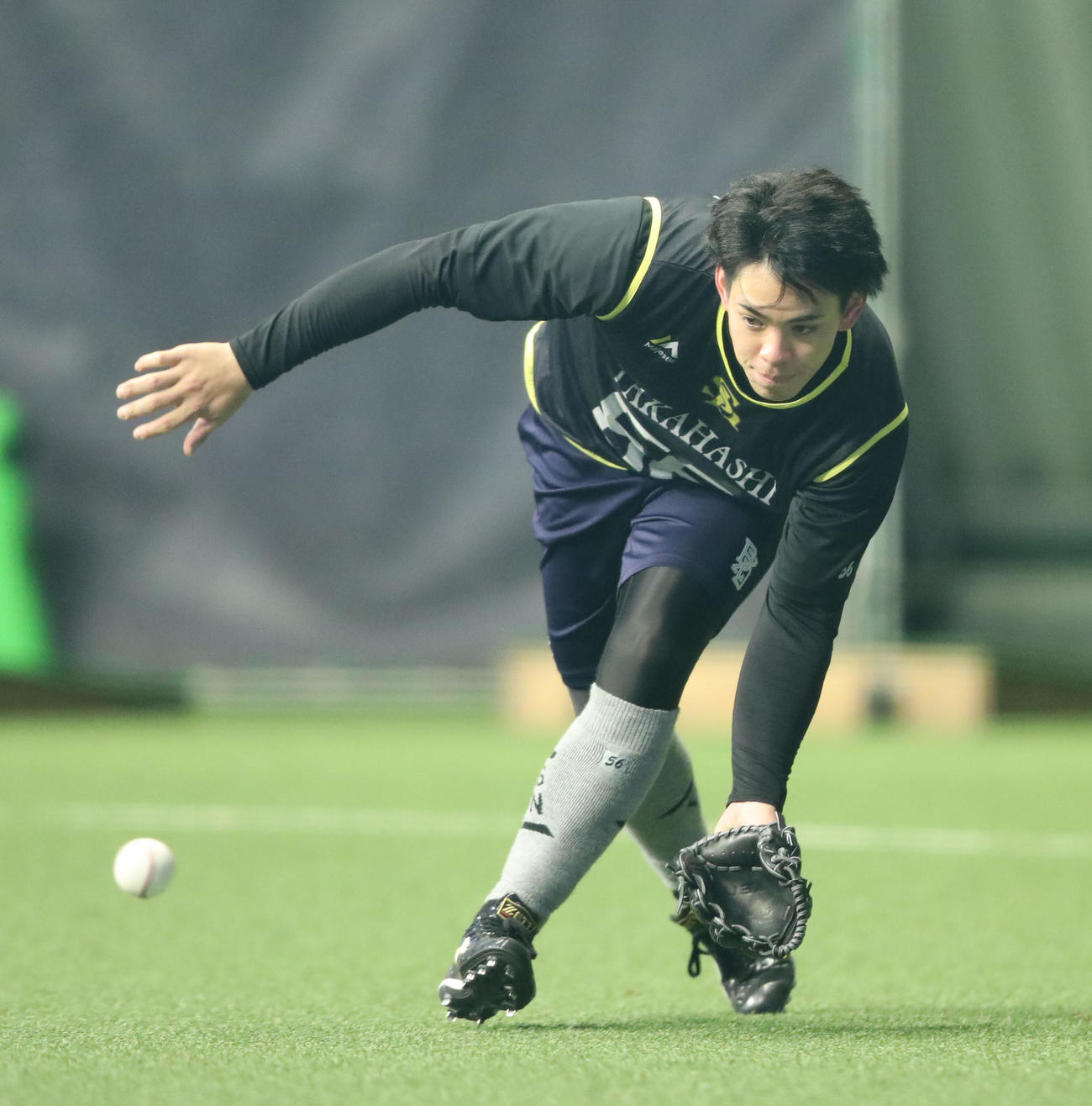 ノックで軽快な動きを見せるソフトバンク高橋（撮影・梅根麻紀）