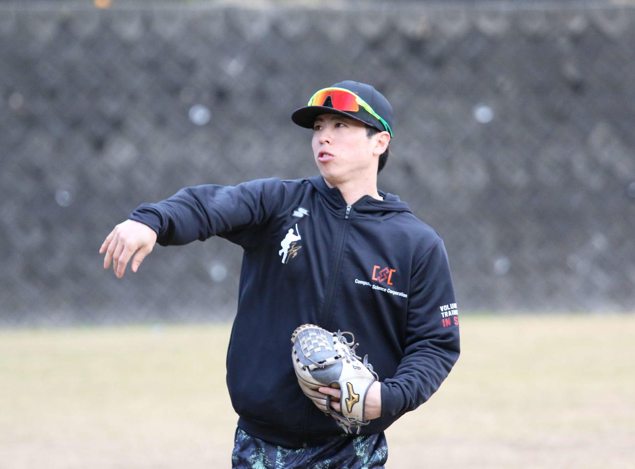 静岡・下田にある吉佐美運動公園で自主トレを公開した日本ハム五十幡（撮影・木下大輔）