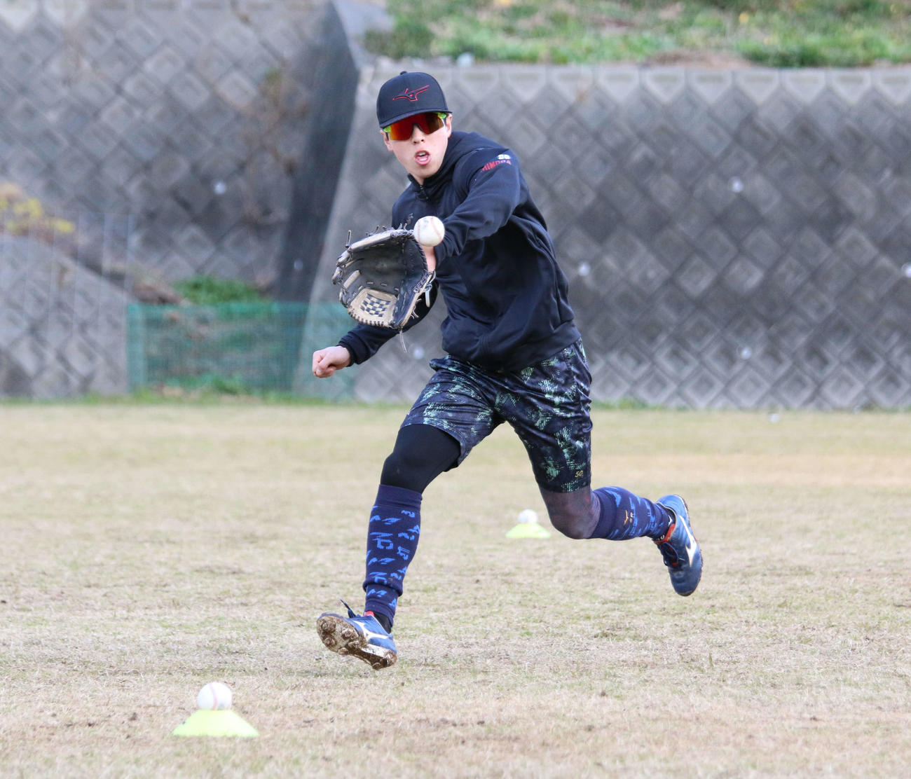 静岡・下田にある吉佐美運動公園で自主トレを公開した日本ハム五十幡（撮影・木下大輔）