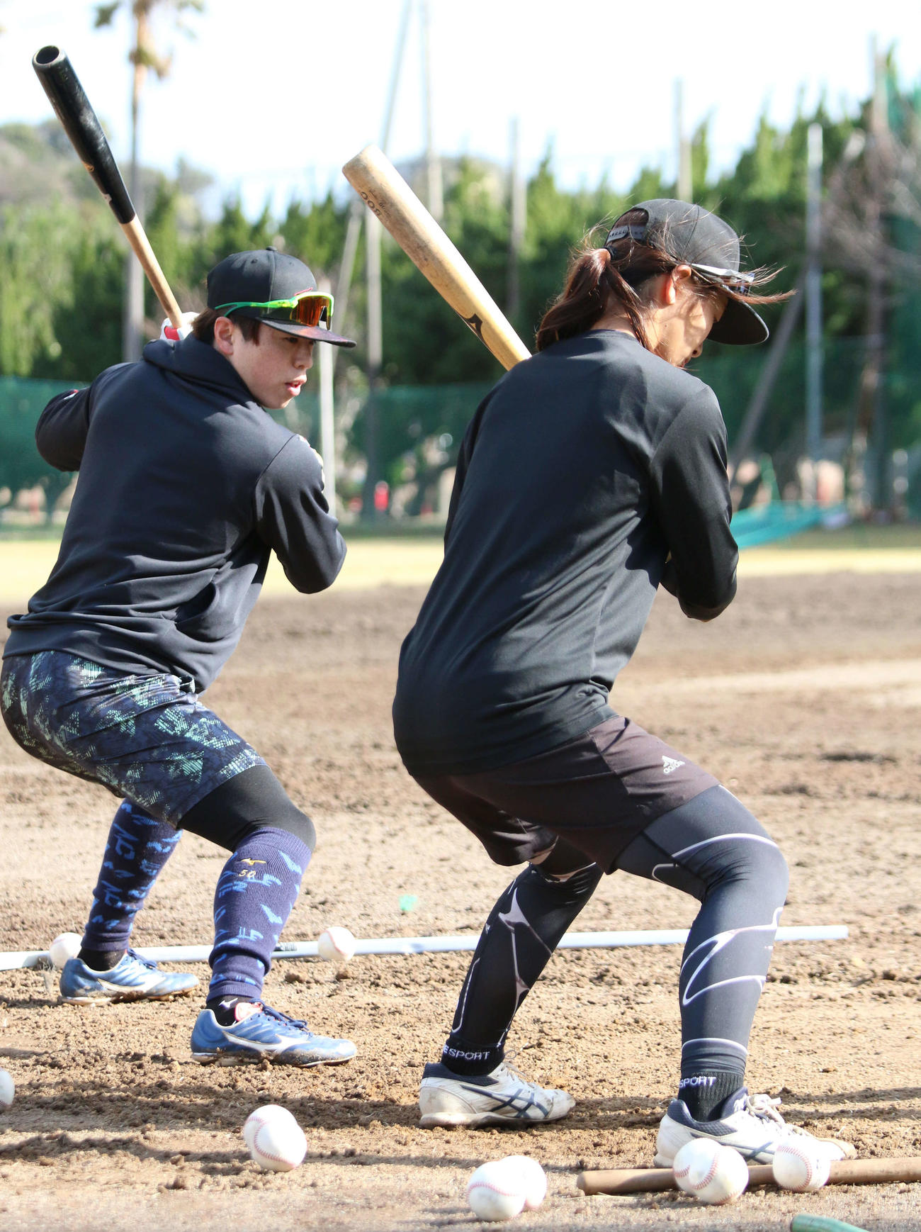 静岡・下田にある吉佐美運動公園で合同自主トレを行う阪神タイガースWomen谷本（右）にアドバイスを送る日本ハム五十幡（撮影・木下大輔）