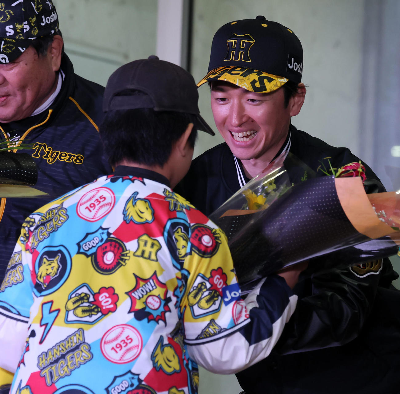 和泊町の優勝記念イベントで子どもから花束を受ける阪神近本（撮影・加藤哉）