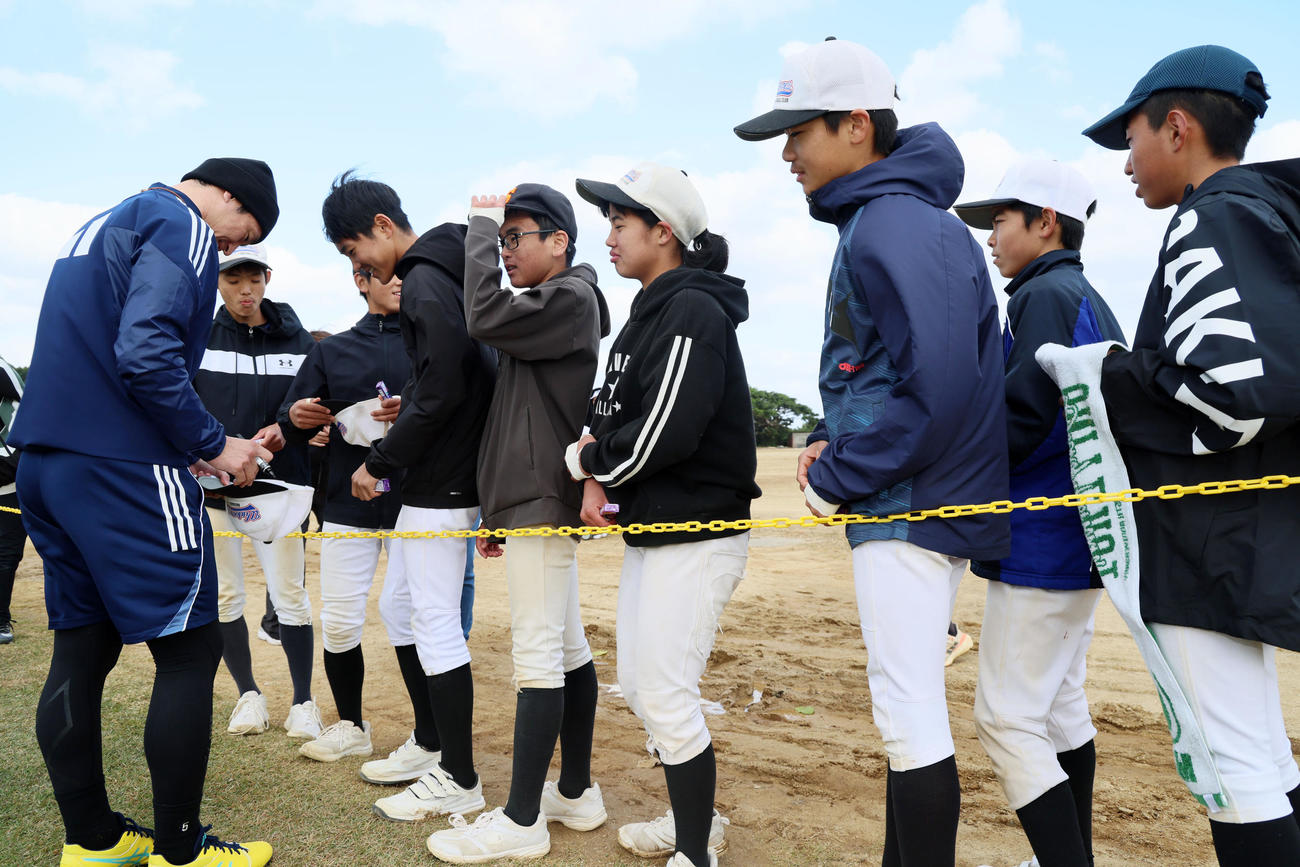 トレーニングを終え地元中学生にサインする阪神近本（撮影・加藤哉）