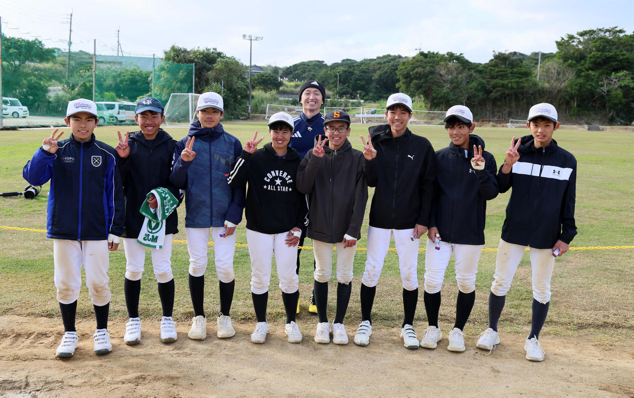 トレーニングを終え地元中学生と記念写真に納まる阪神近本（撮影・加藤哉）