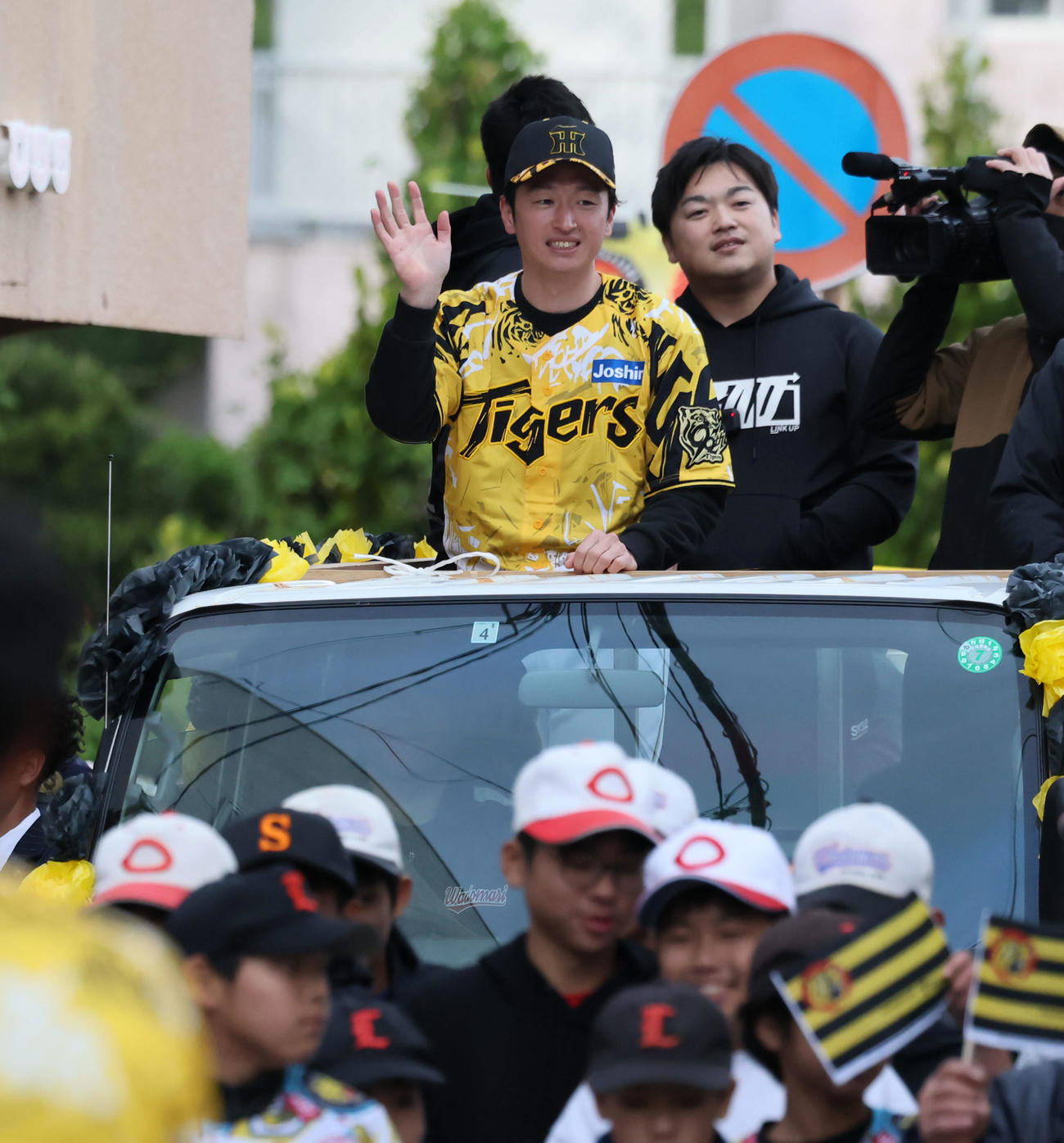 沖永良部島で自主トレを行っている阪神近本は昨季のリーグ優勝記念イベントが行われ和泊町内をパレードし笑顔を見せる（撮影・加藤哉）