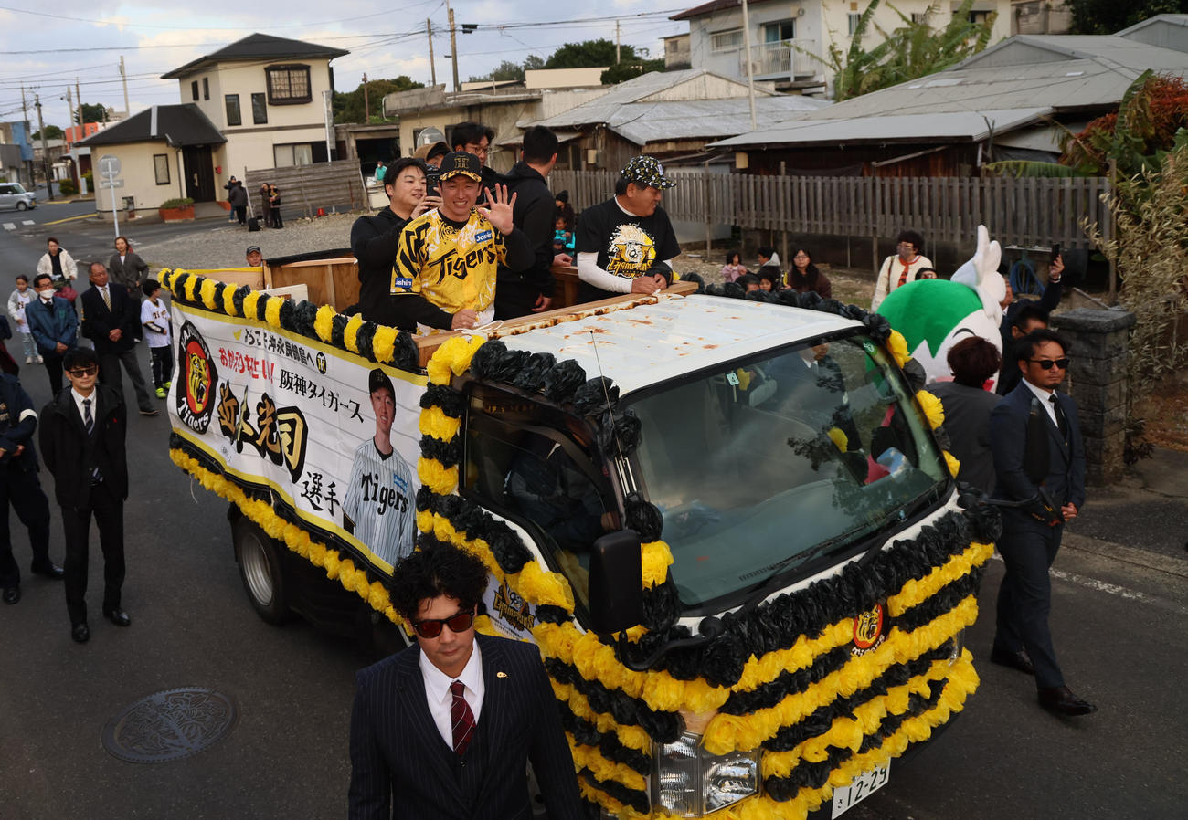 沖永良部島で自主トレを行っている阪神近本は昨季のリーグ優勝記念イベントで和泊町内をパレードした（撮影・加藤哉）