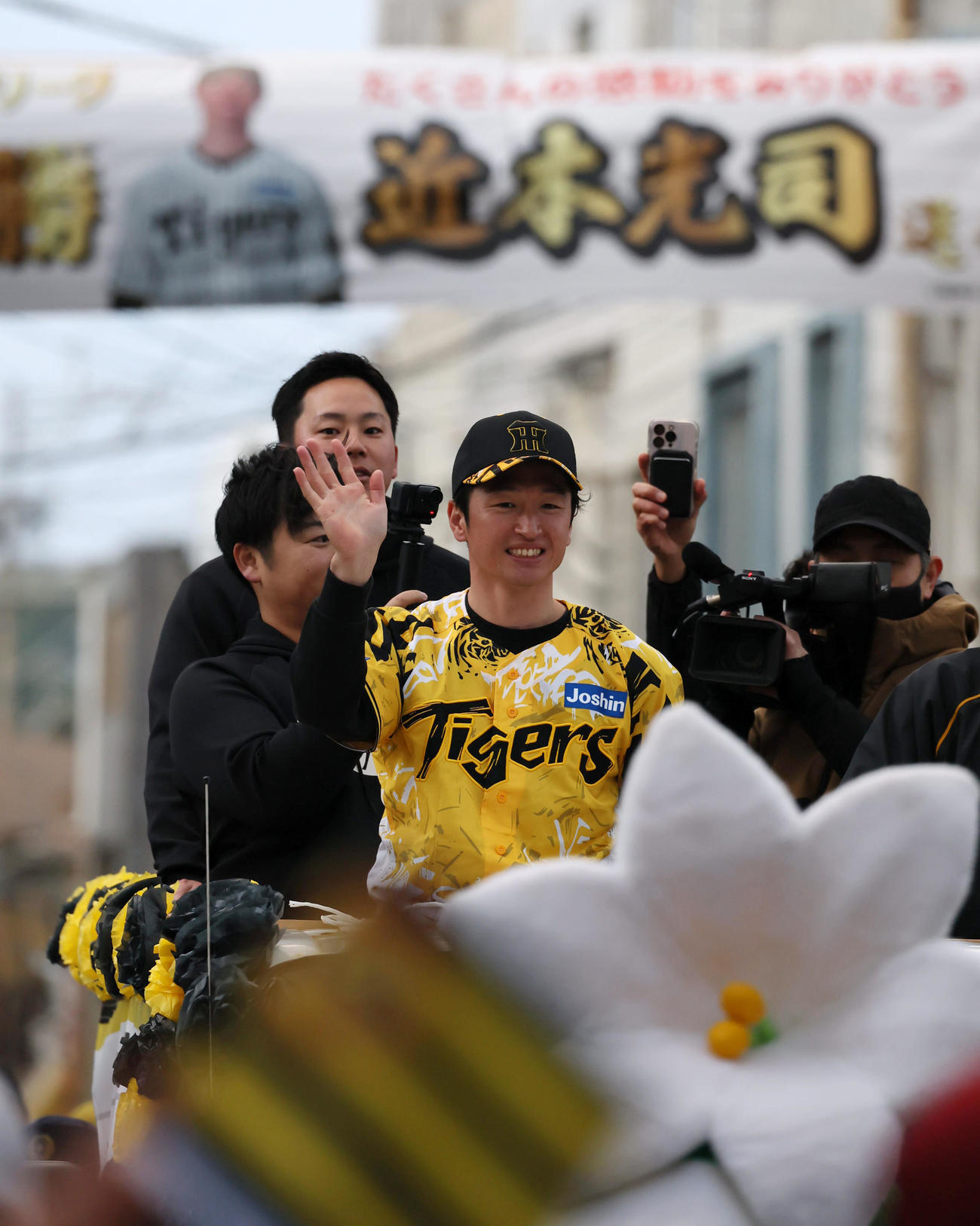 沖永良部島で自主トレを行っている阪神近本は昨季のリーグ優勝記念イベントで和泊町内をパレードした（撮影・加藤哉）