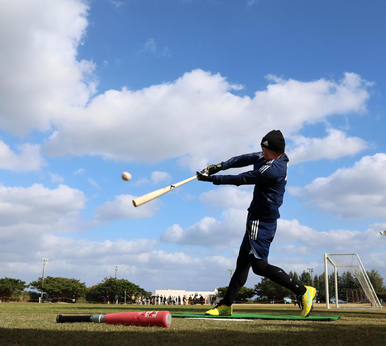 自主トレでロングティー打撃を行う阪神近本（撮影・加藤哉）
