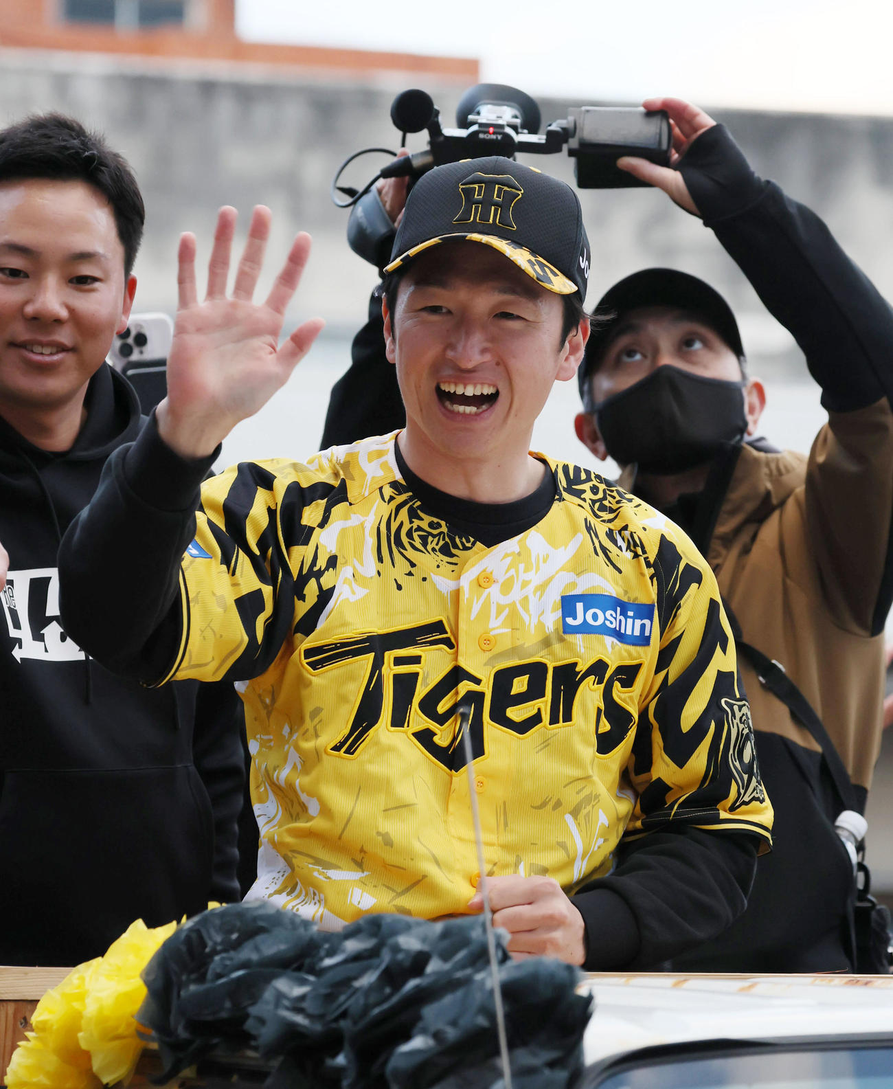 沖永良部島で自主トレを行っている阪神近本は昨季のリーグ優勝記念イベントで和泊町内をパレードし笑顔を見せる（撮影・加藤哉）