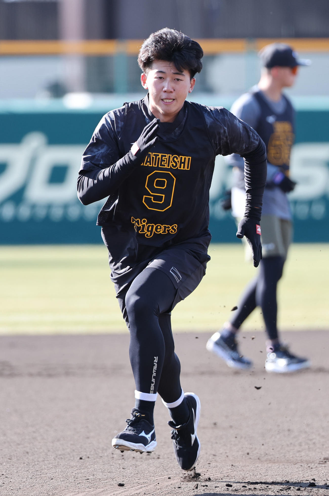 新人合同自主トレでベースランニングを行う阪神立石（撮影・西尾就之）