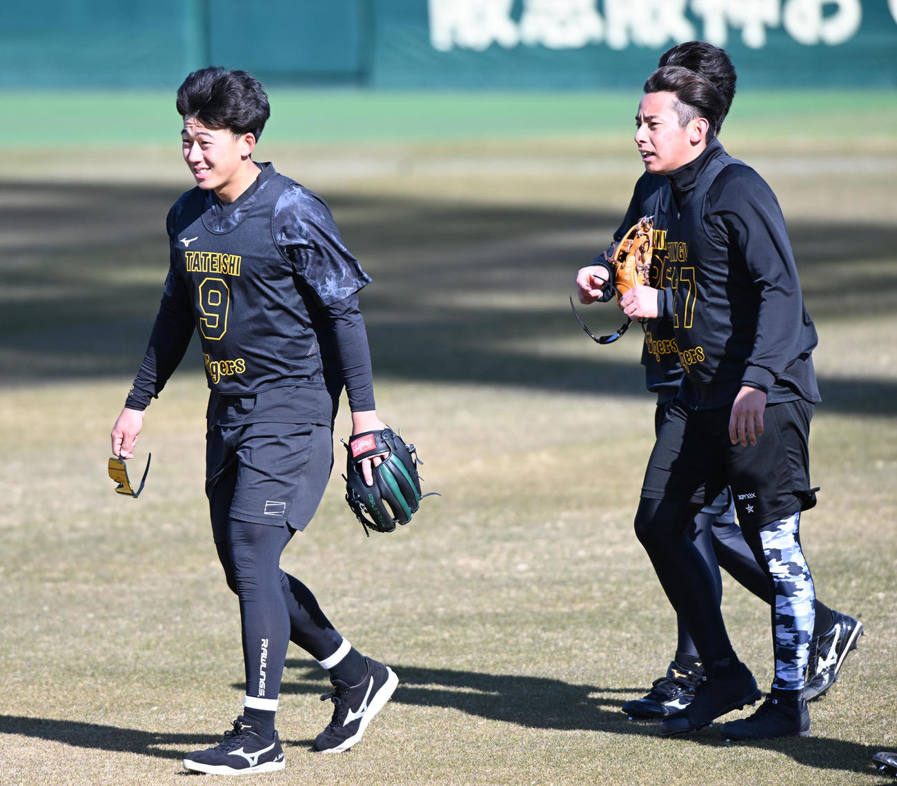 強い風にあおられ目を細める阪神立石（左）（撮影・和賀正仁）