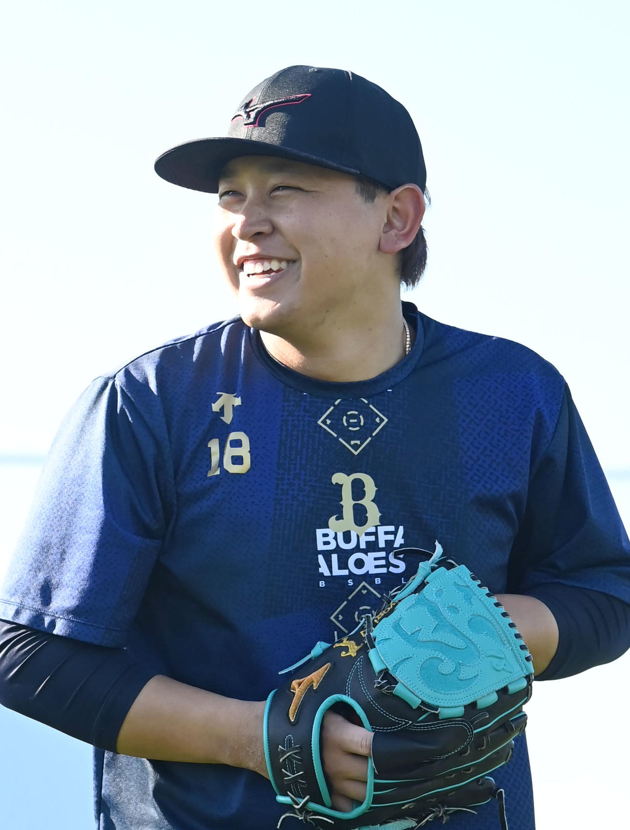 練習の合間に笑顔を見せるオリックス宮城（撮影・石井愛子）