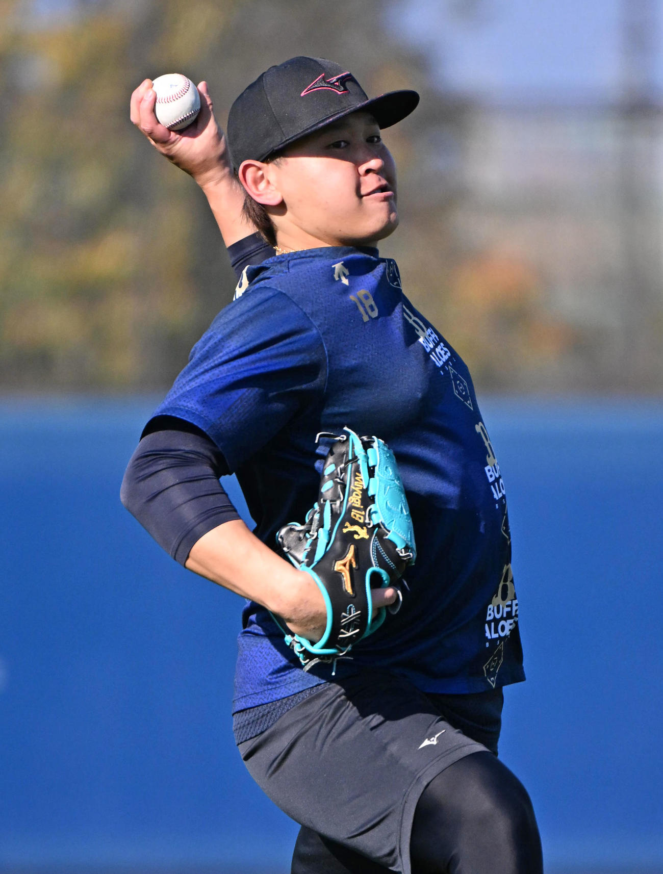 キャッチボールをするオリックス宮城（撮影・石井愛子）