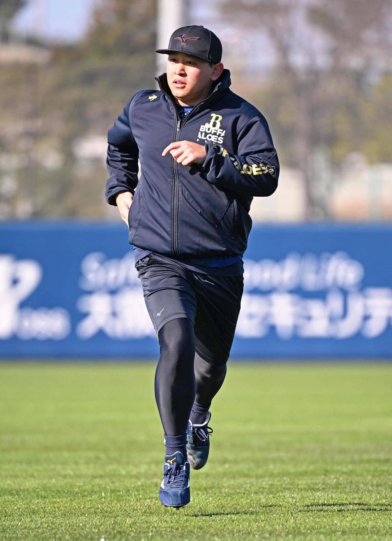 ダッシュをするオリックス宮城（撮影・石井愛子）