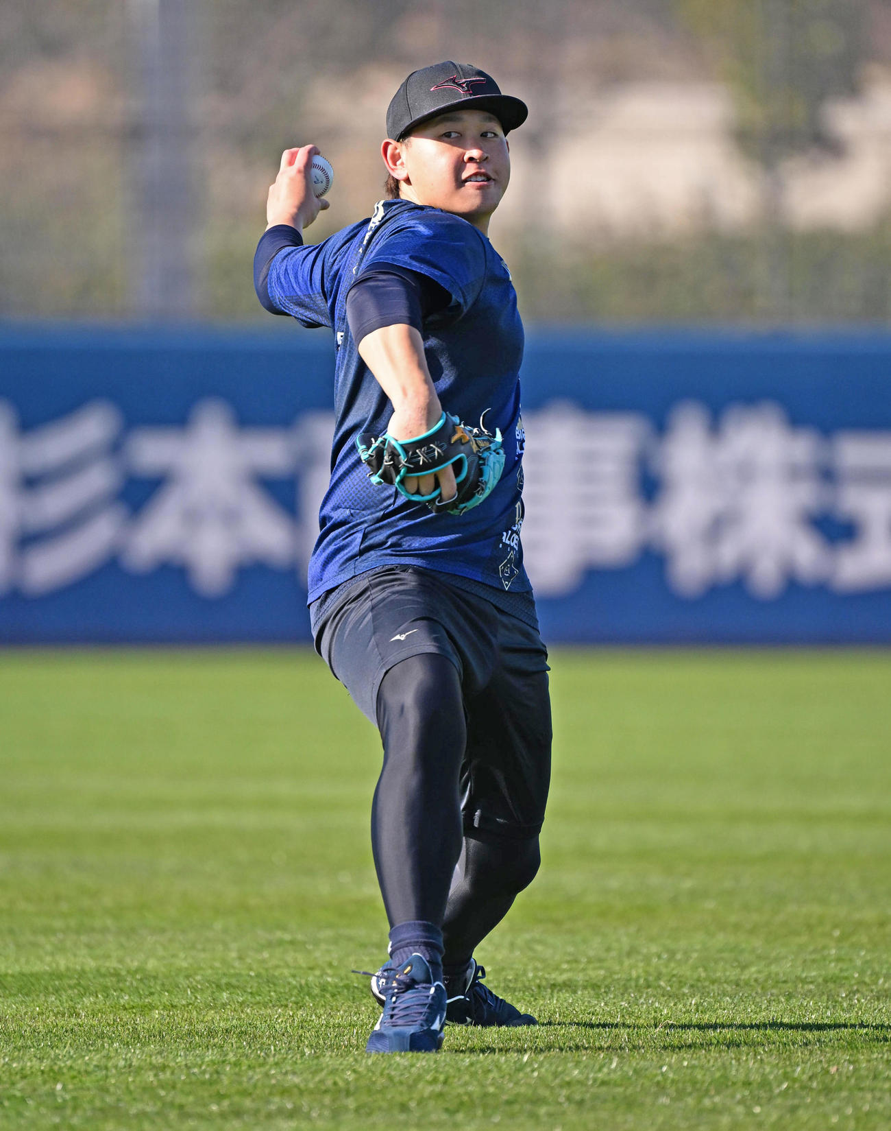 キャッチボールをするオリックス宮城（撮影・石井愛子）