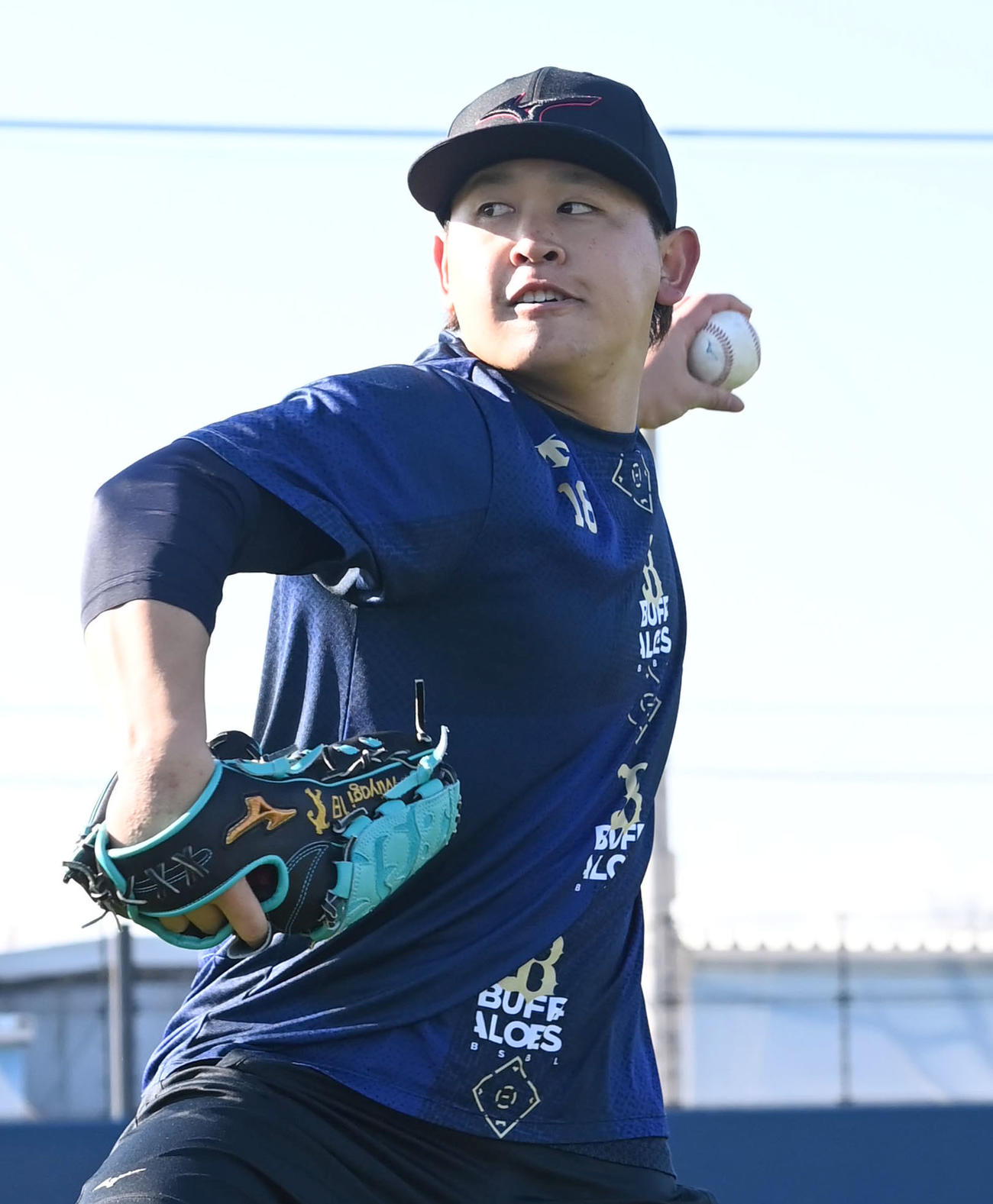 キャッチボールをするオリックス宮城（撮影・石井愛子）
