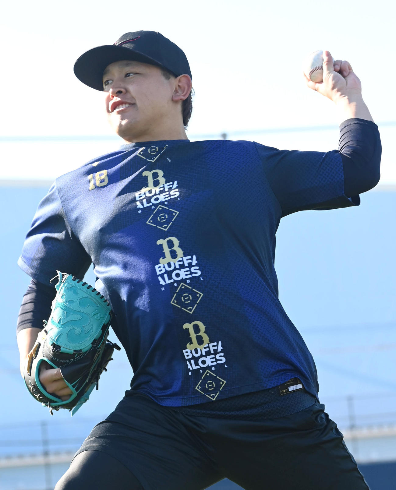 キャッチボールをするオリックス宮城（撮影・石井愛子）