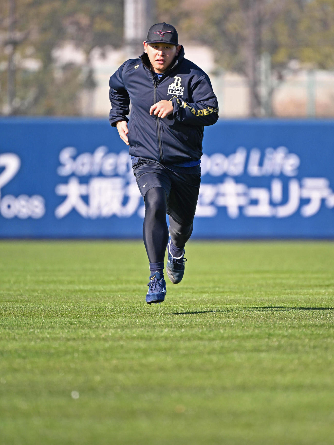 ダッシュをするオリックス宮城（撮影・石井愛子）