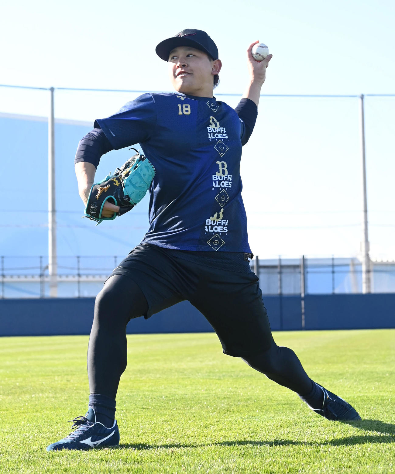 キャッチボールをするオリックス宮城（撮影・石井愛子）