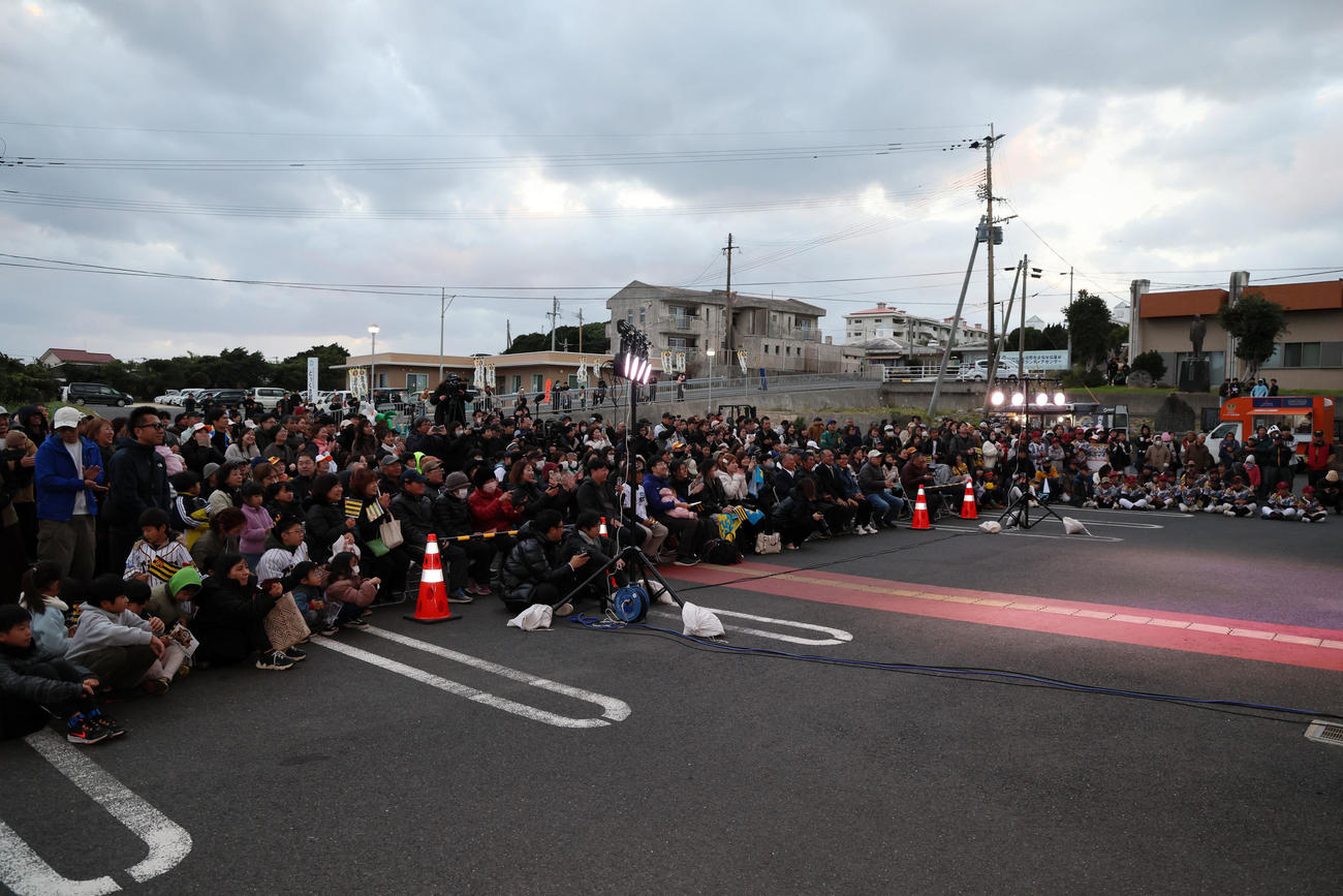 阪神近本光司が出席した和泊町の優勝記念イベントを見守る町の人たち（撮影・加藤哉）