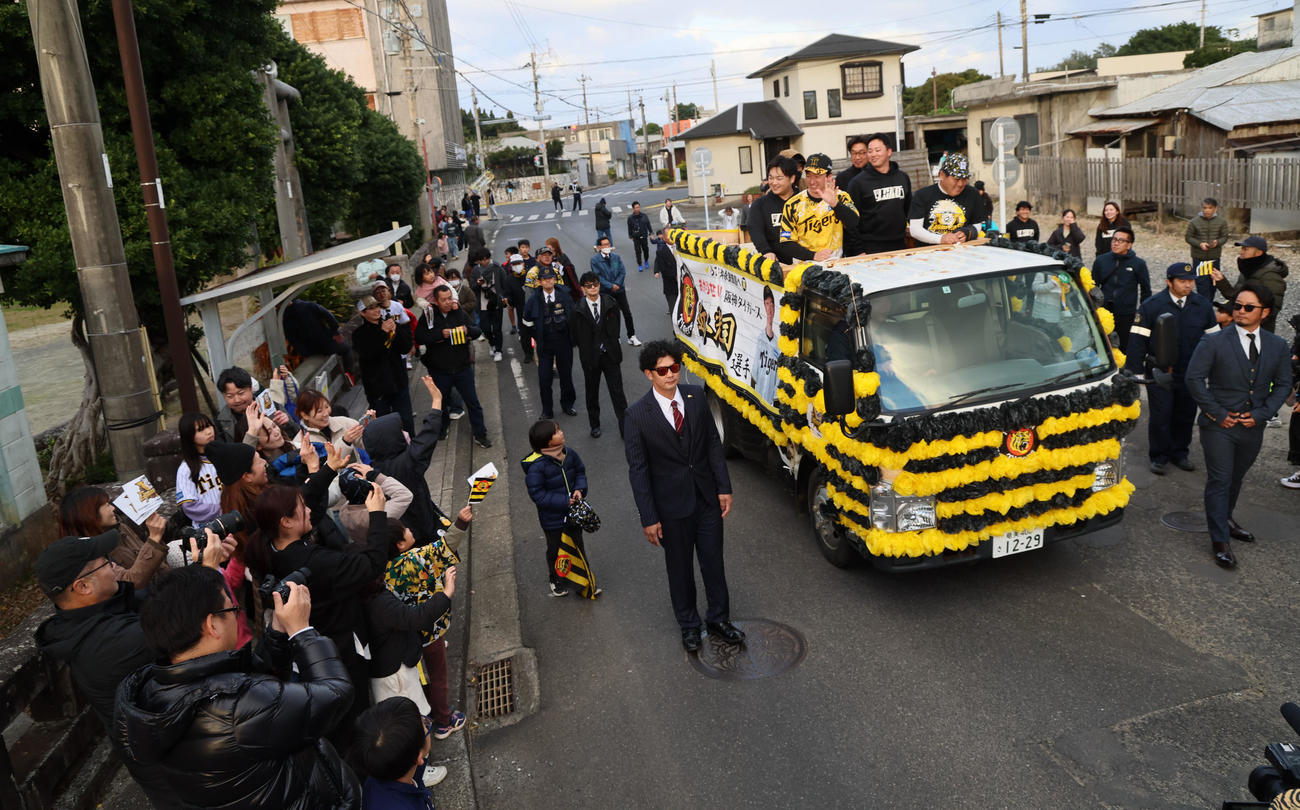 阪神近本の乗るパレード車両に手を振るファン（撮影・加藤哉）