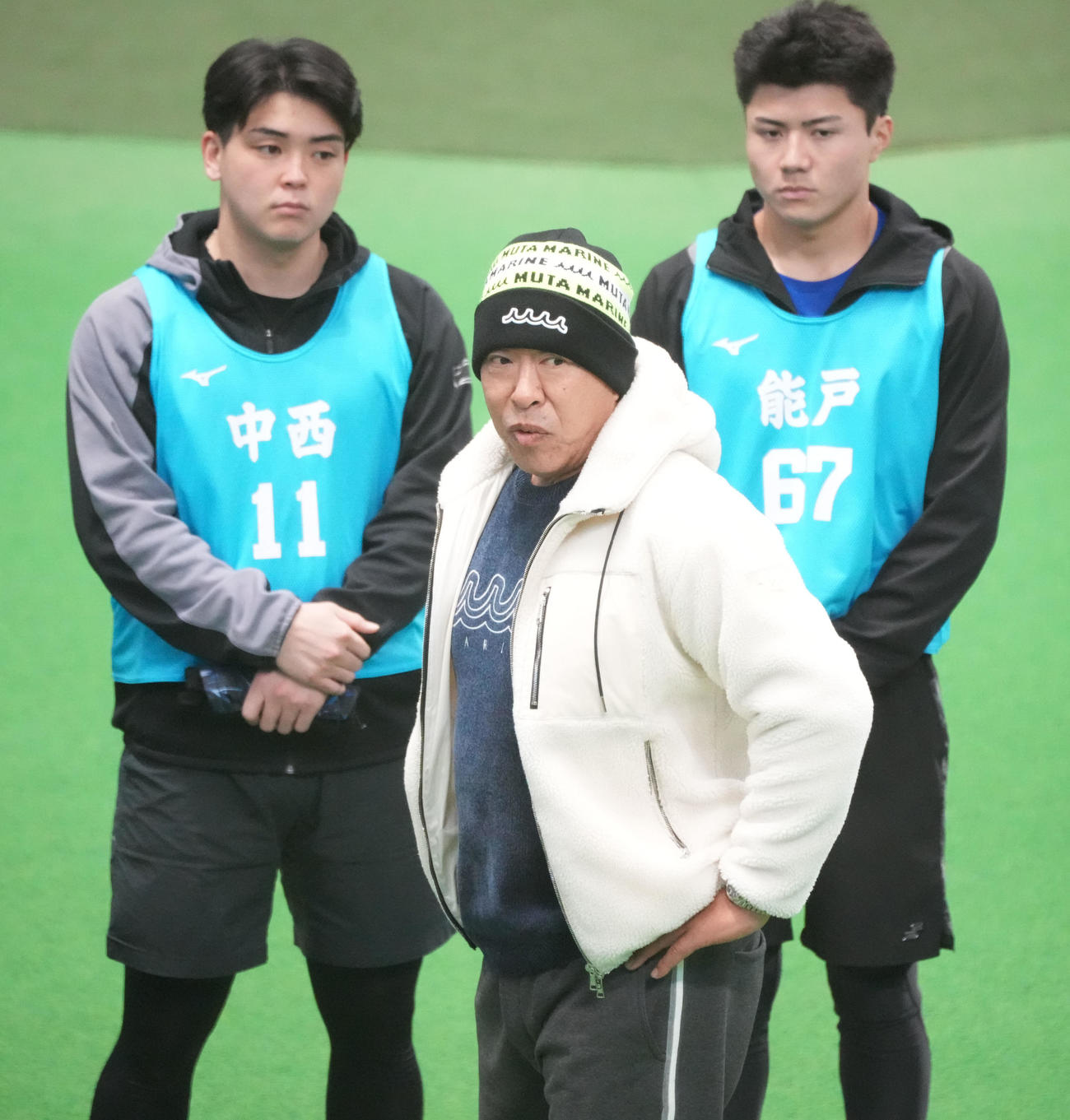 中日井上監督（中央）は新人選手たちに話をする（撮影・森本幸一）