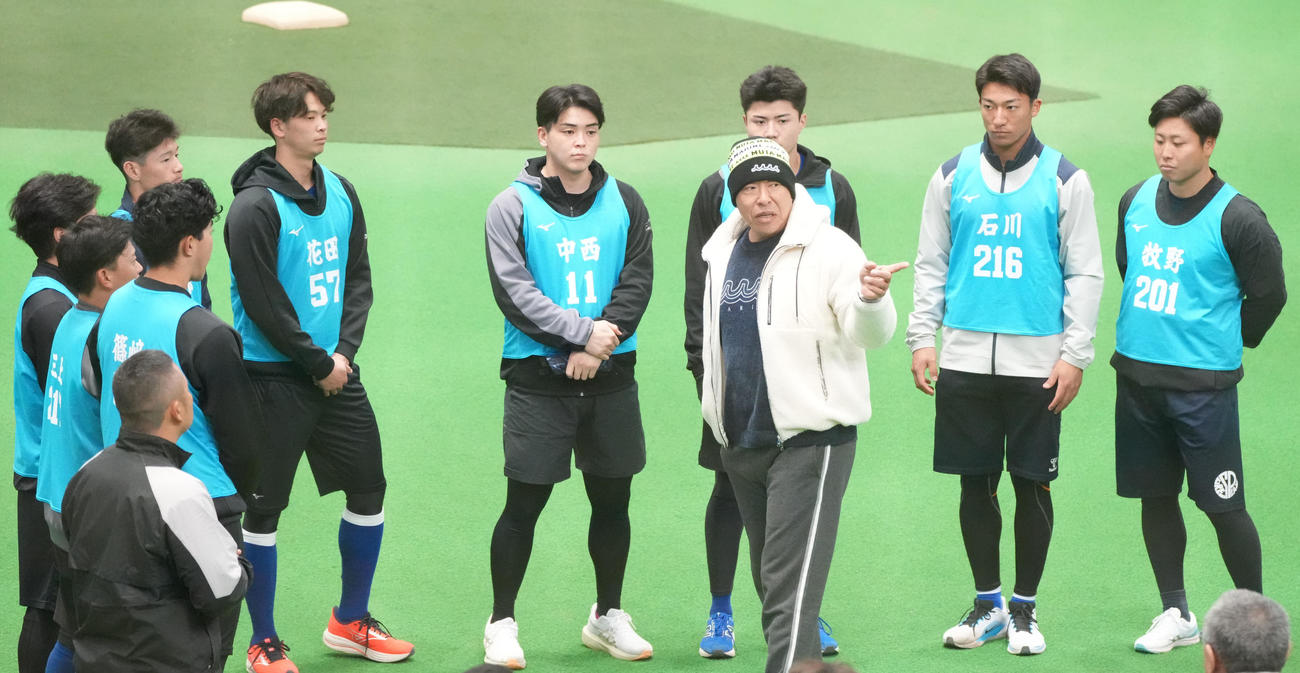 中日井上監督（右から3人目）は新人選手たちに話をする（撮影・森本幸一）