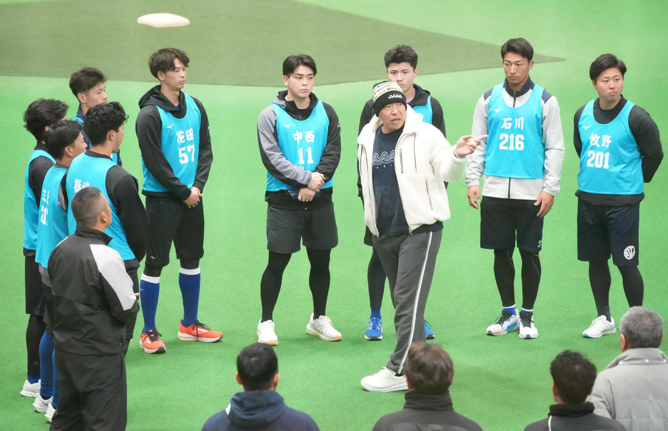 中日井上監督（円陣・中央）は新人選手たちに話をする（撮影・森本幸一）