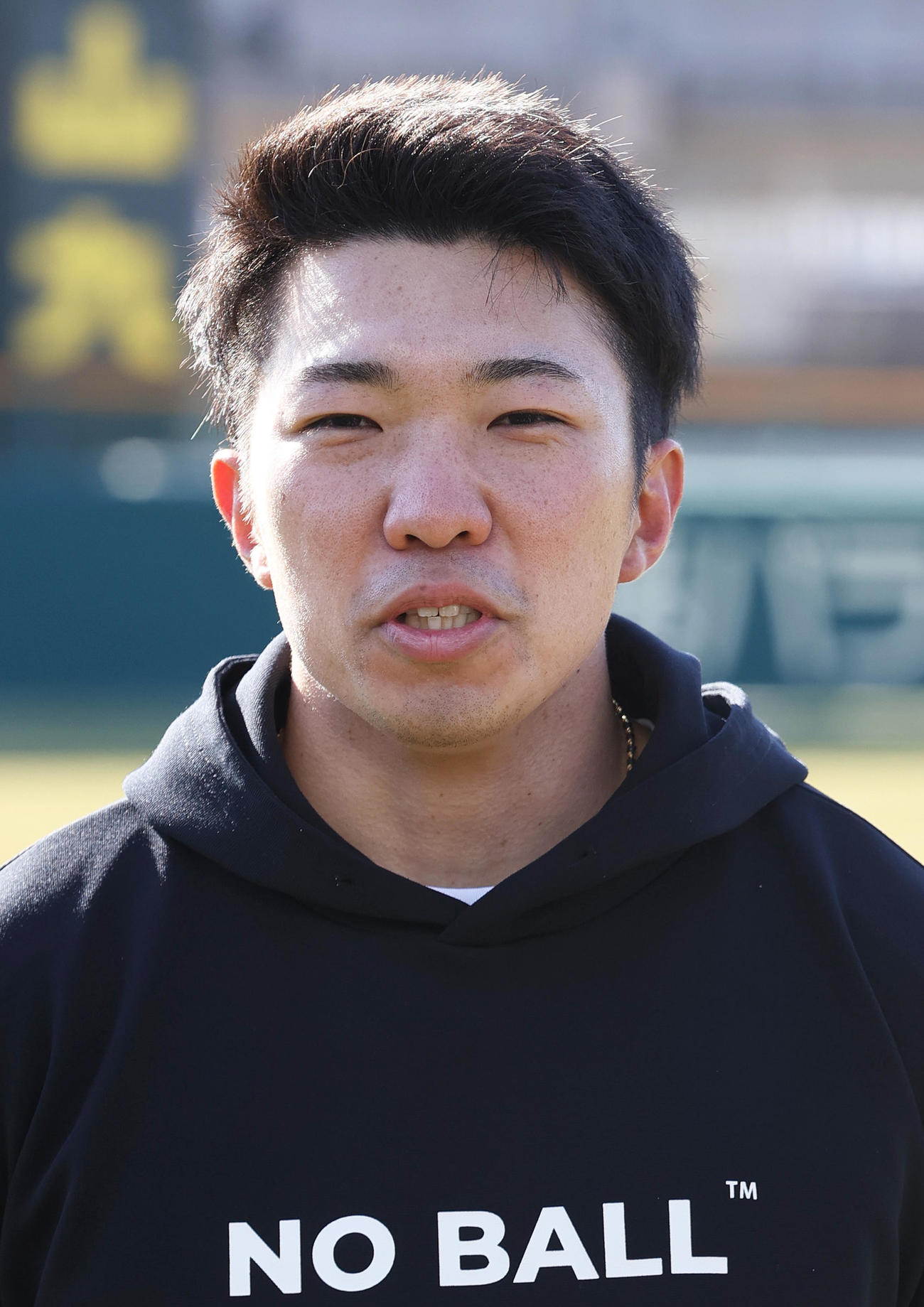 自主トレを公開し、報道陣に話す阪神石井（撮影・上山淳一）