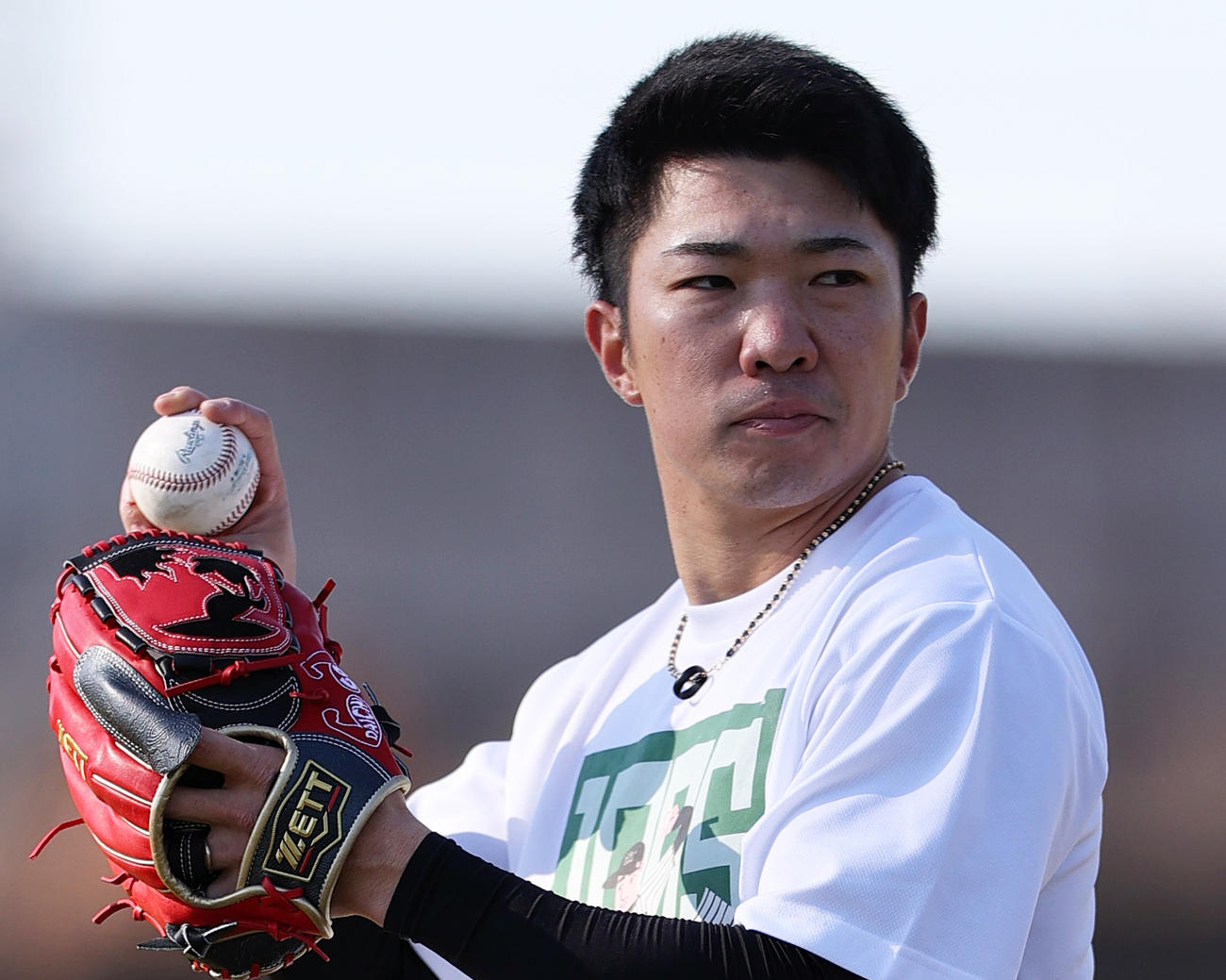 SGLスタジアムでキャッチボールする阪神石井（撮影・上山淳一）