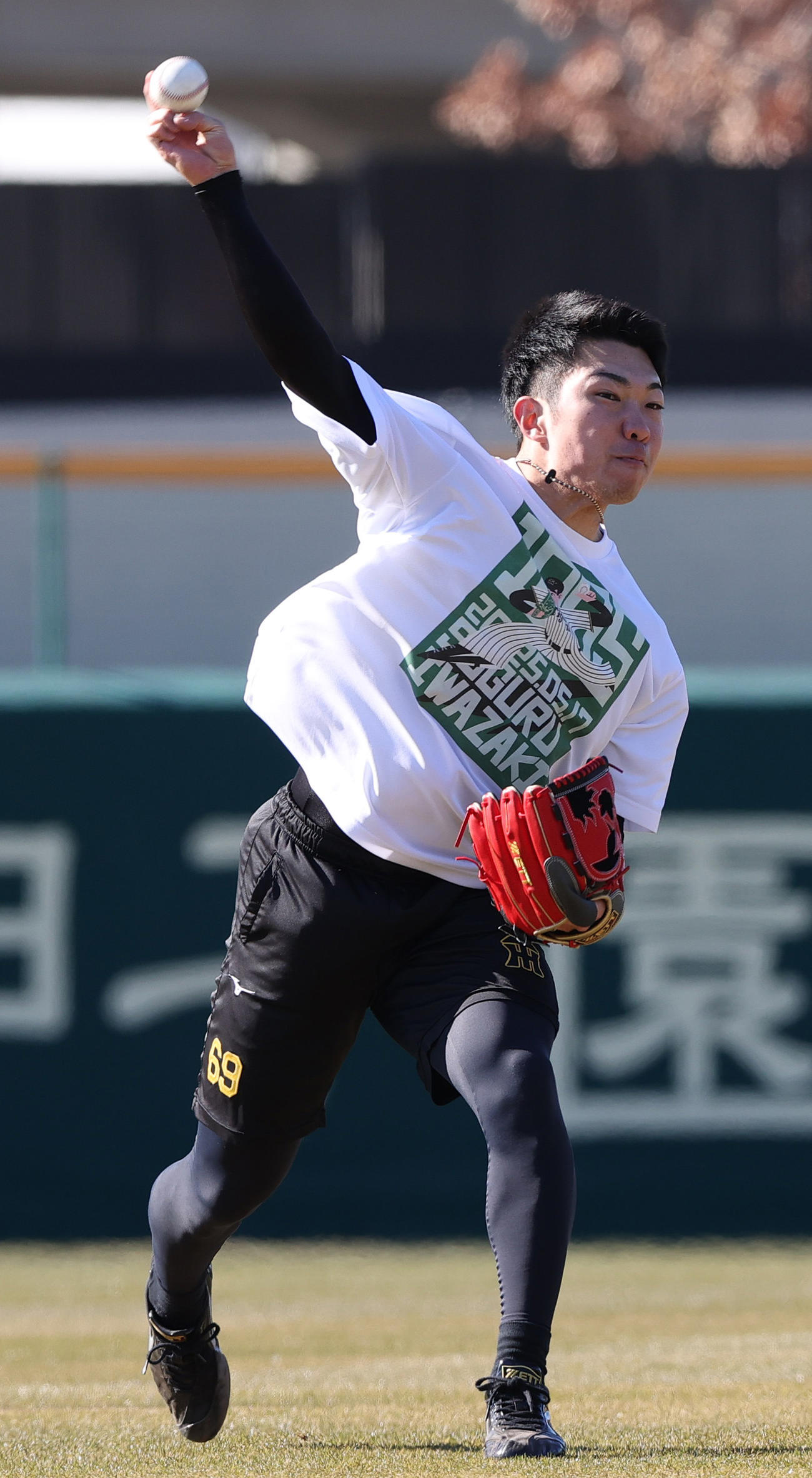 SGLスタジアムでキャッチボールする阪神石井（撮影・上山淳一）