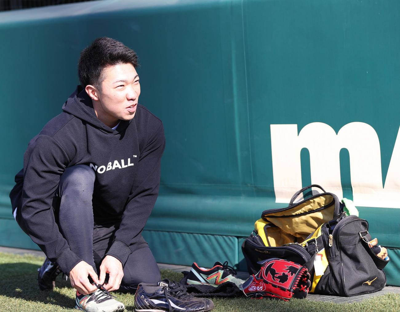 SGLスタジアムで自主トレする阪神石井（撮影・上山淳一）