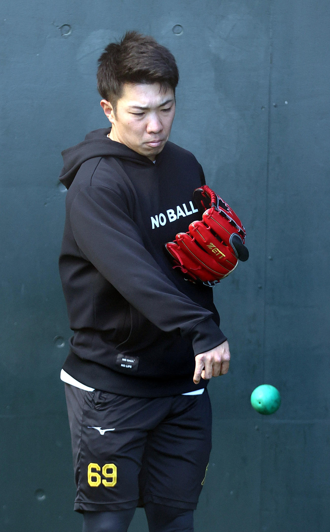 SGLスタジアムで自主トレする阪神石井（撮影・上山淳一）