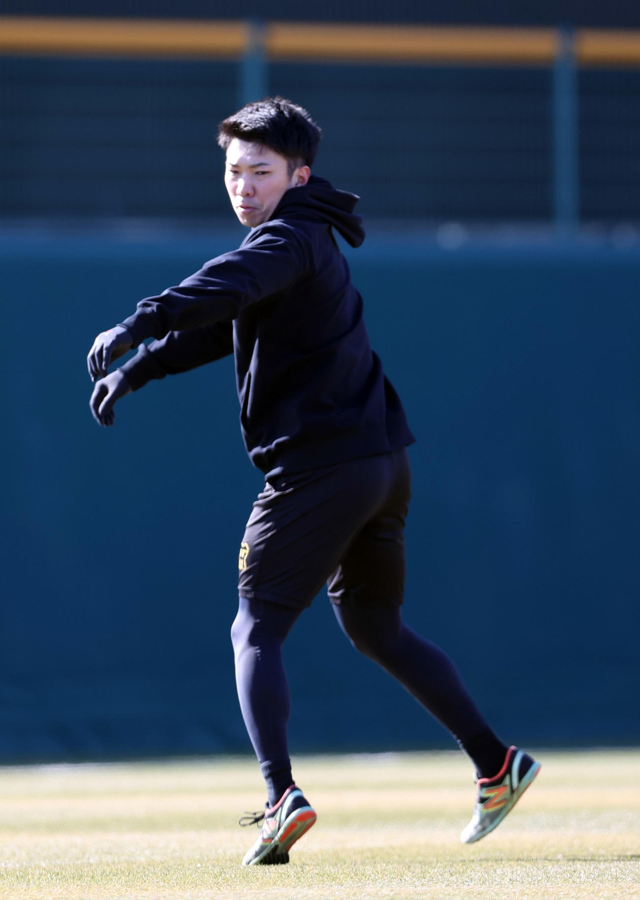 SGLスタジアムで自主トレする阪神石井（撮影・上山淳一）