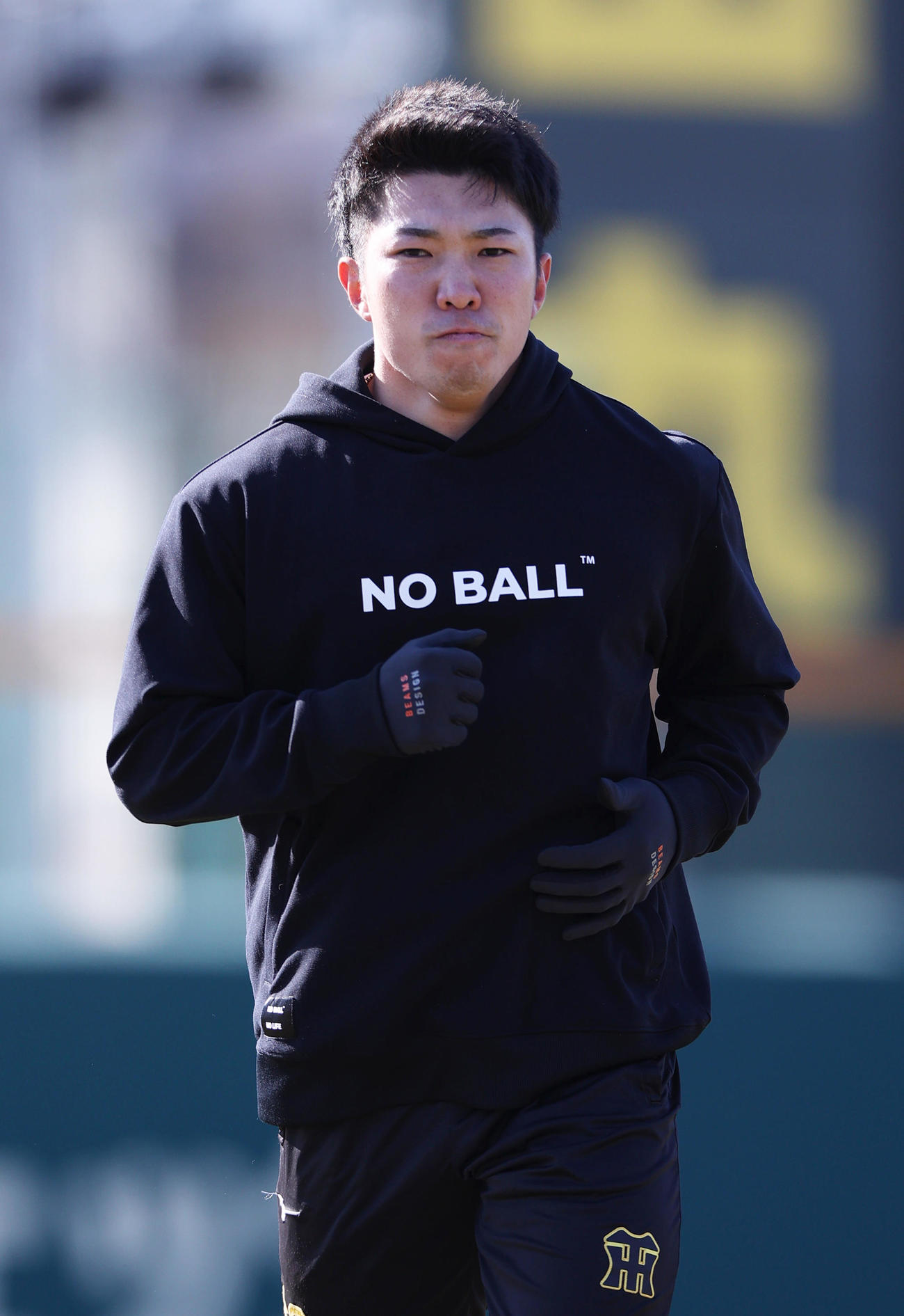SGLスタジアムで自主トレする阪神石井（撮影・上山淳一）