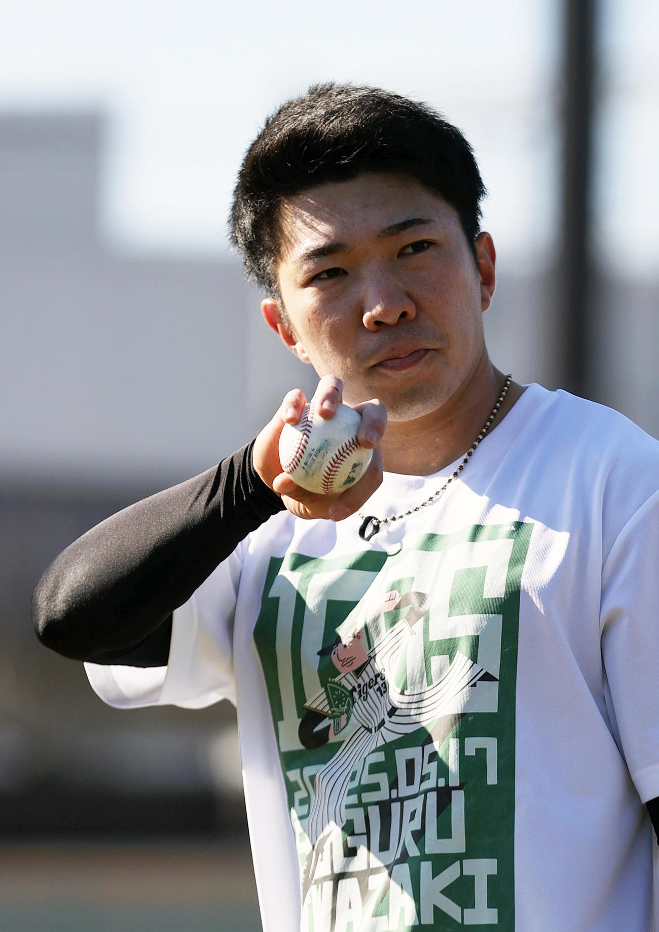 SGLスタジアムでキャッチボールする阪神石井（撮影・上山淳一）