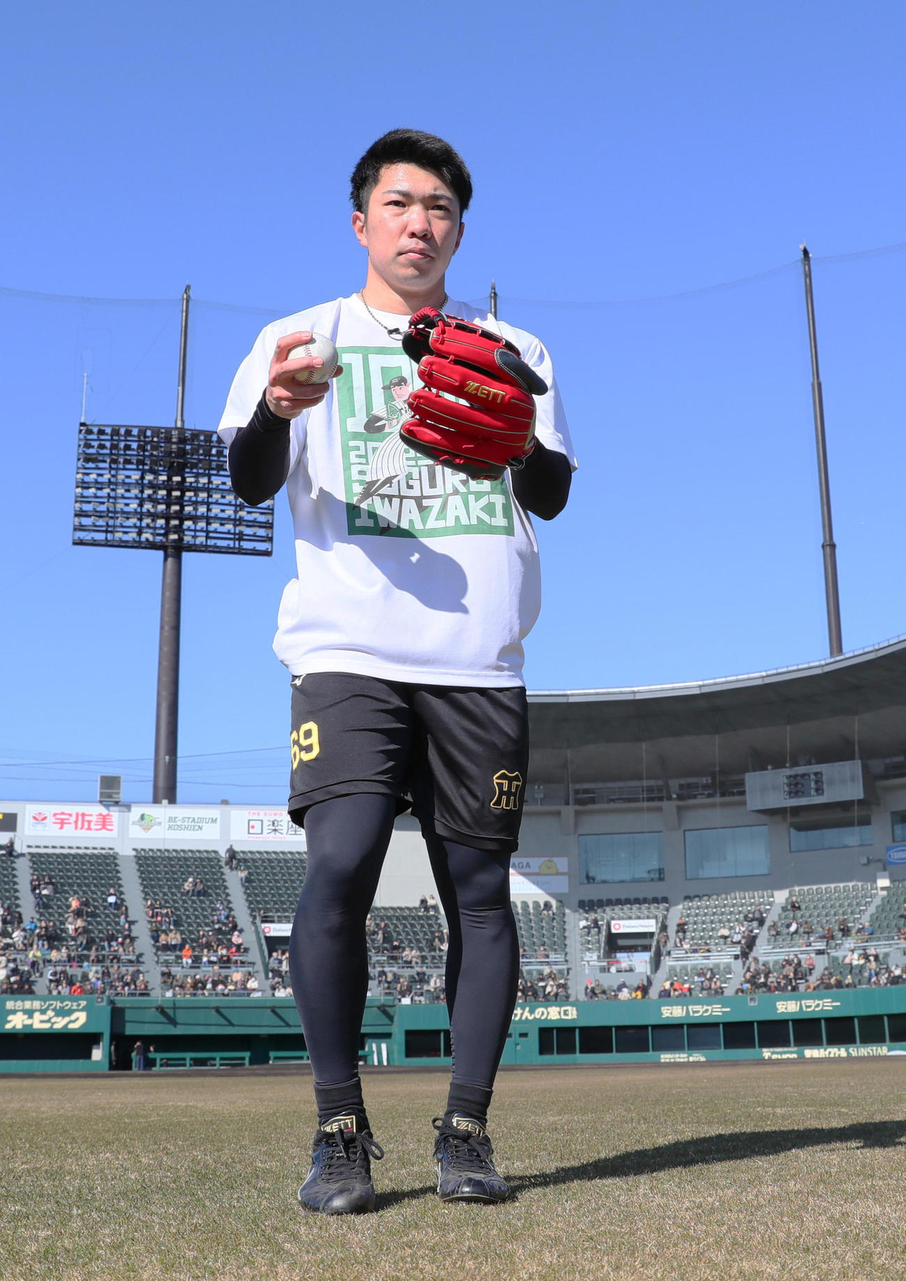 SGLスタジアムでキャッチボールする阪神石井（撮影・上山淳一）