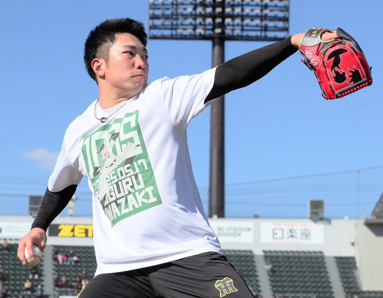 SGLスタジアムでキャッチボールする阪神石井（撮影・上山淳一）