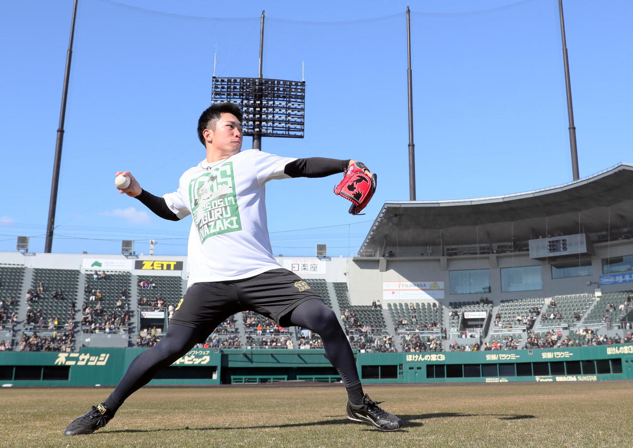 SGLスタジアムでキャッチボールする阪神石井（撮影・上山淳一）