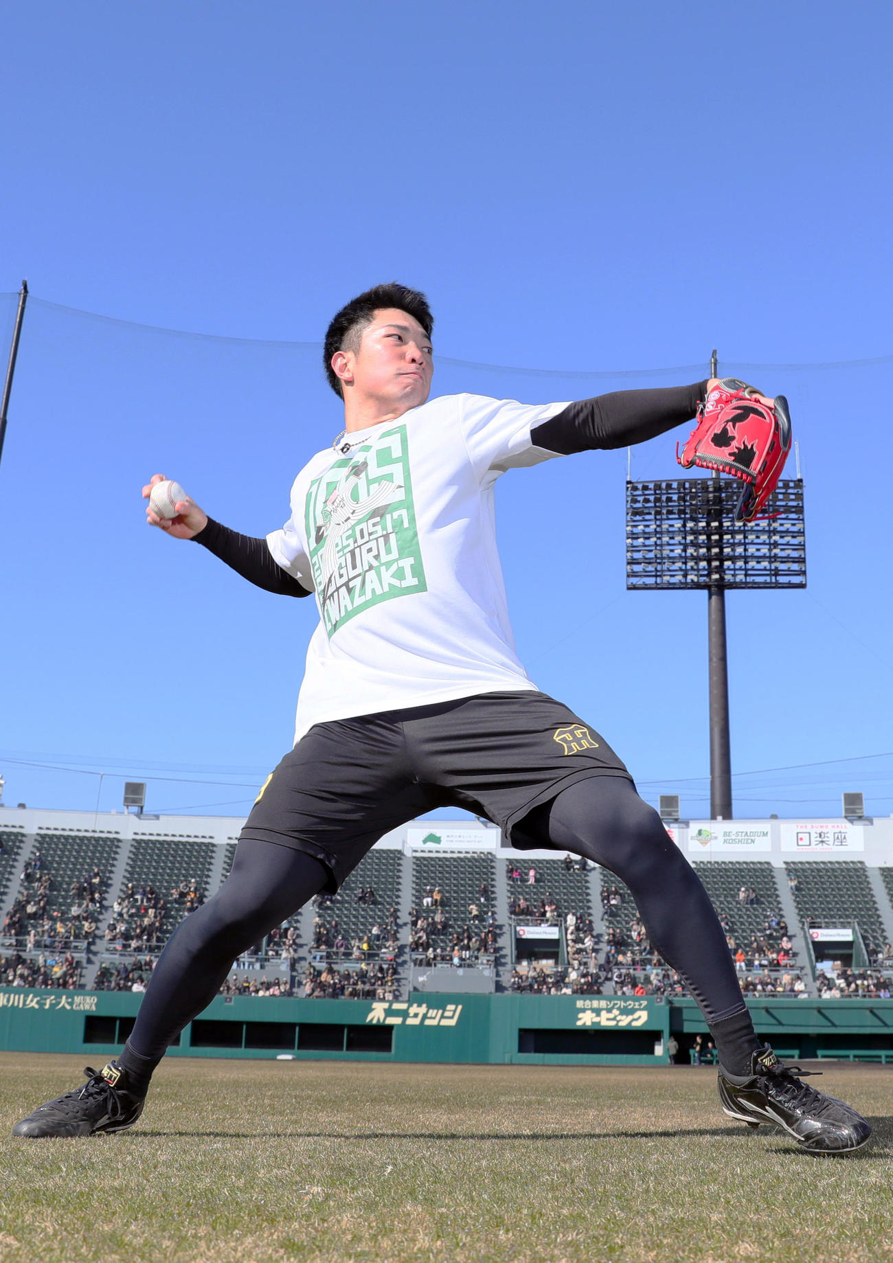 SGLスタジアムでキャッチボールする阪神石井（撮影・上山淳一）