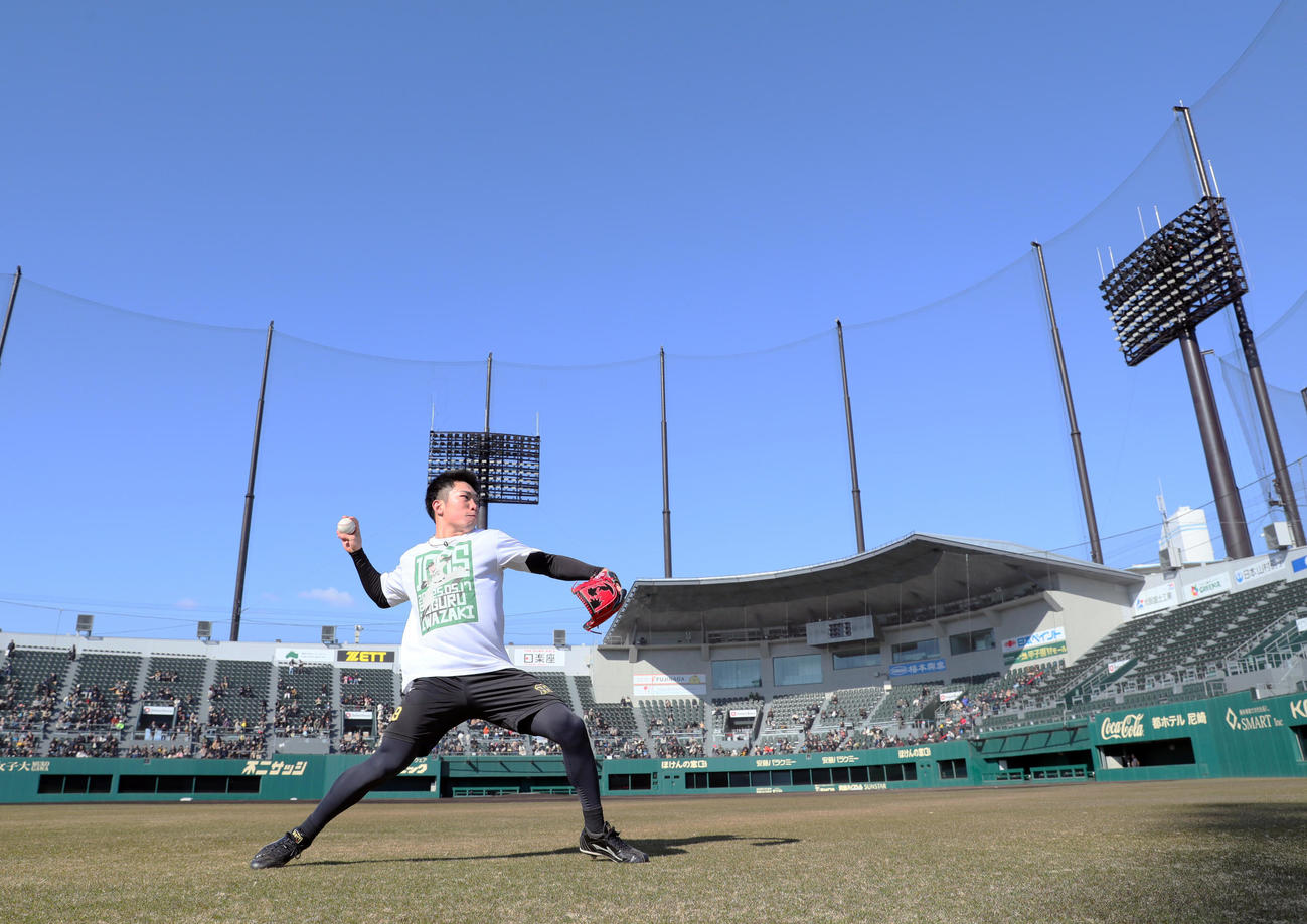 SGLスタジアムでキャッチボールする阪神石井（撮影・上山淳一）
