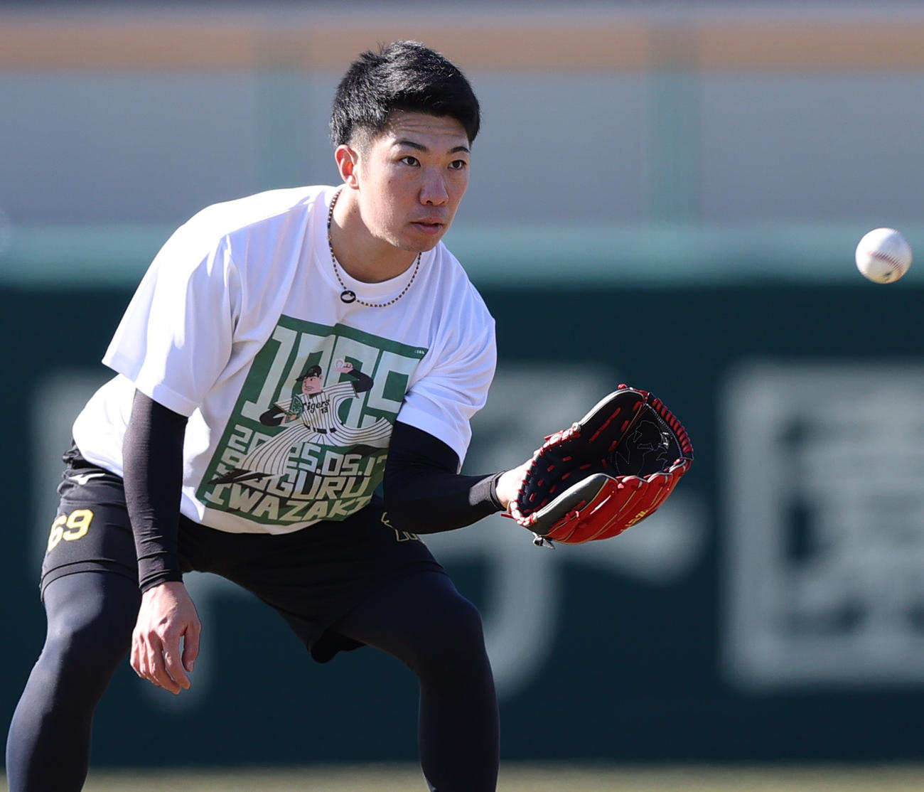 SGLスタジアムでキャッチボールする阪神石井（撮影・上山淳一）