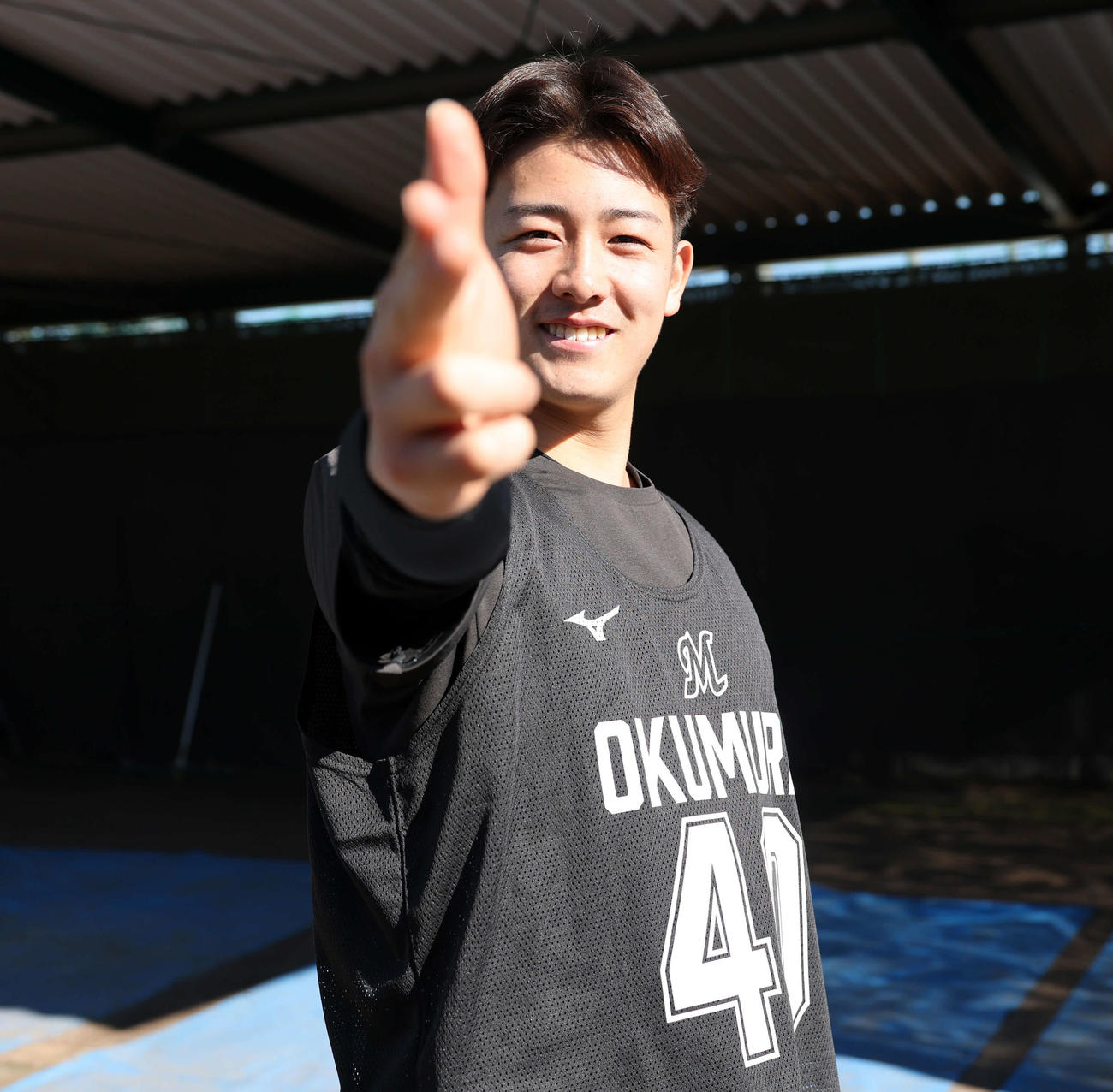 新人合同自主トレ後、笑顔でポーズを決めるロッテドラフト3位の奥村（撮影・浅見桂子）