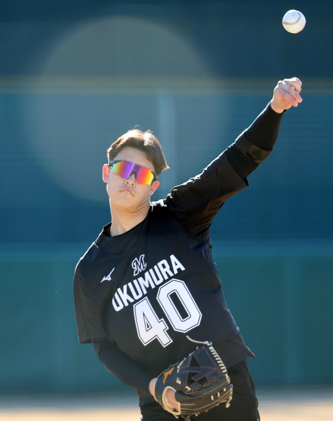 新人合同自主トレで、日差しを浴びてキャッチボールするロッテドラフト3位の奥村（撮影・浅見桂子）