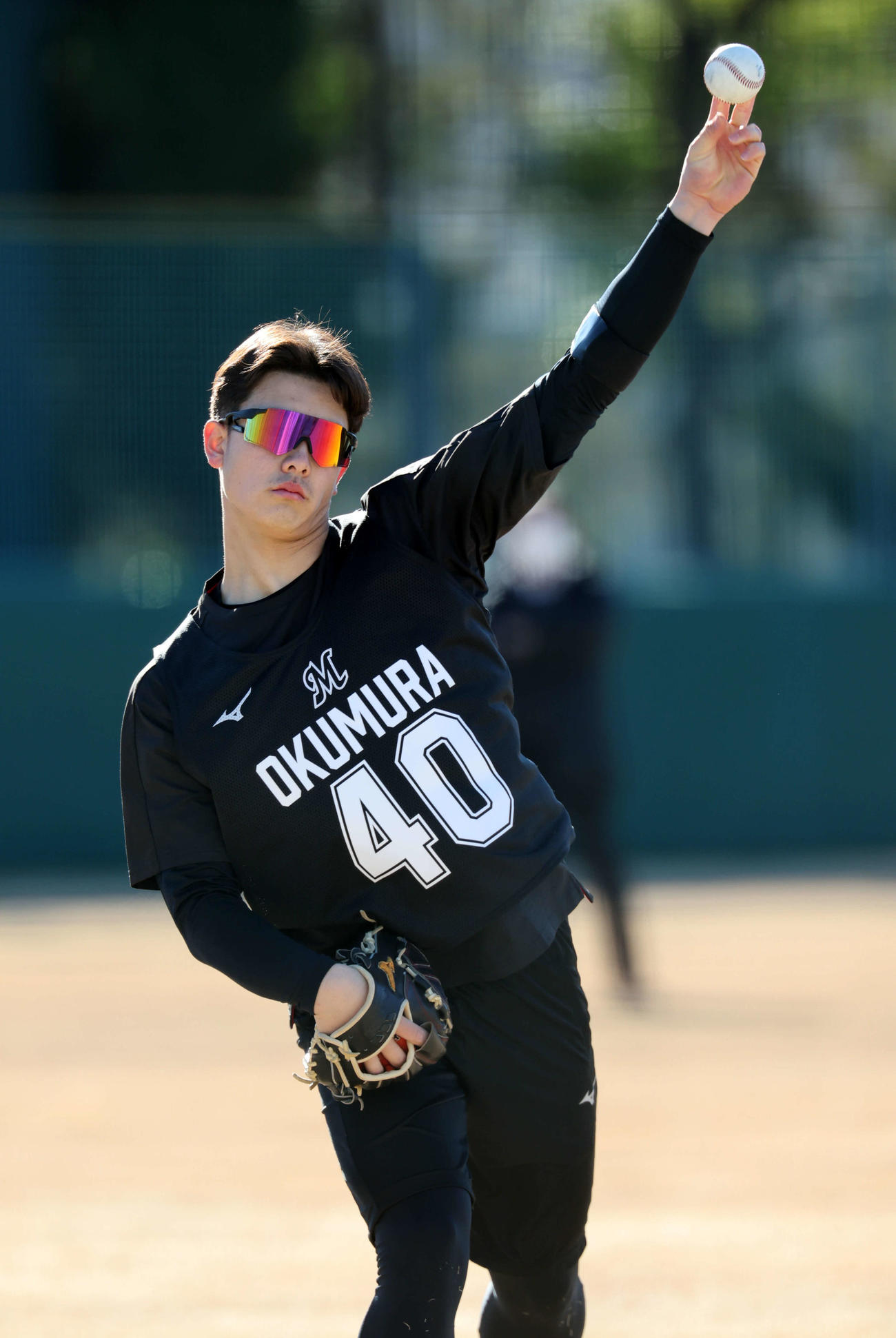 新人合同自主トレでキャッチボールするロッテドラフト3位の奥村（撮影・浅見桂子）