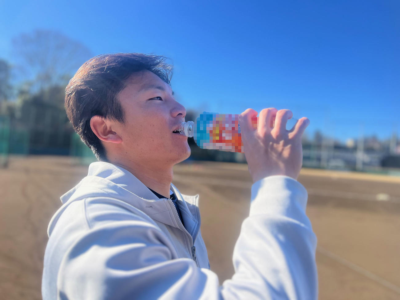 練習後に麦茶を飲む西武茶野（撮影・金子真仁）